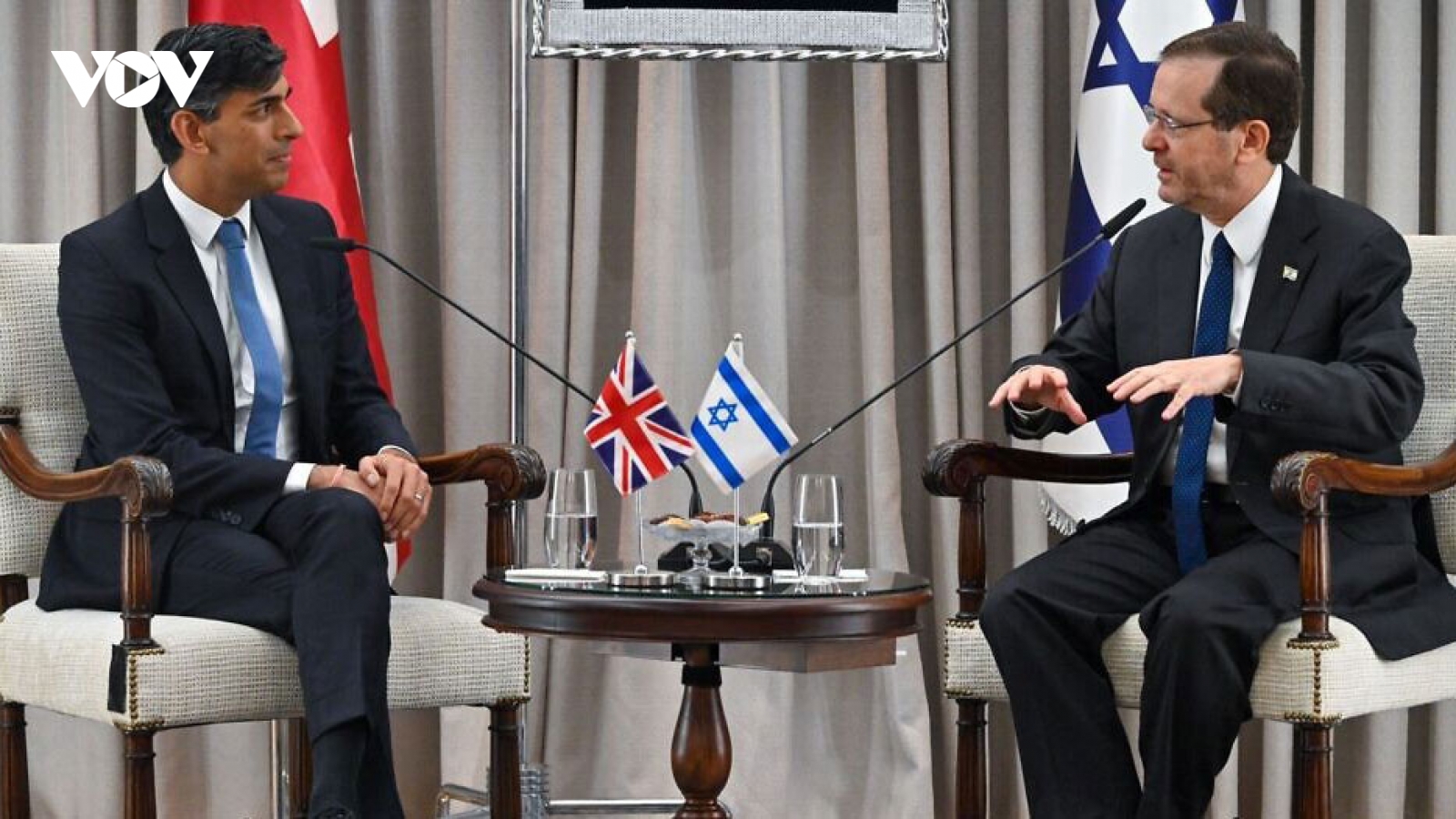 Thủ tướng Anh đến Israel, Mỹ điều thêm chiến hạm tới khu vực