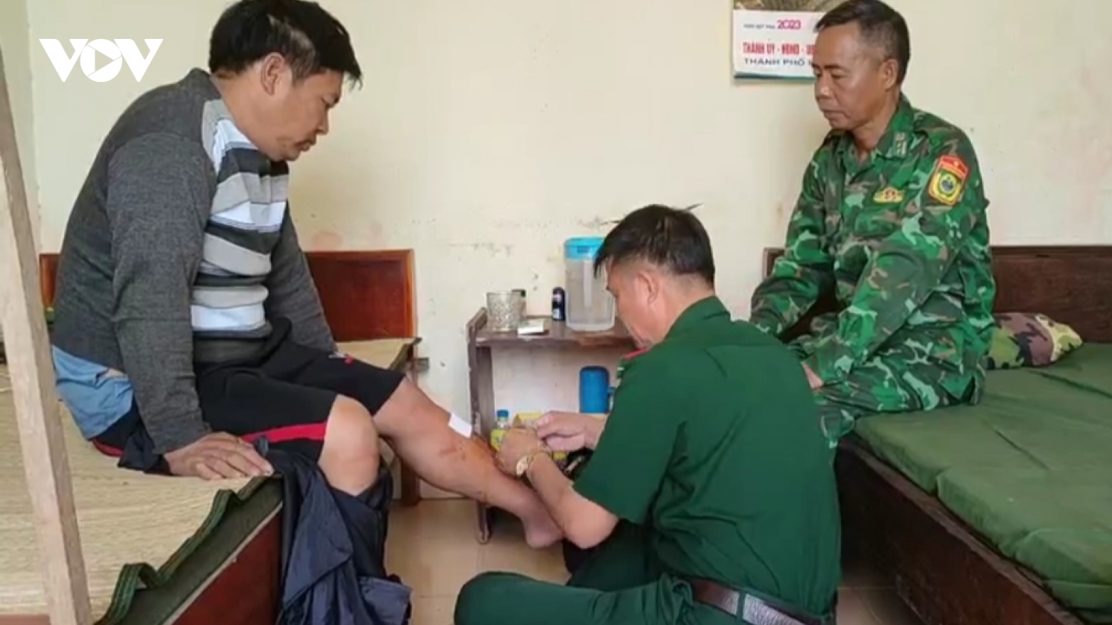 Cứu 2 thuyền viên gặp nạn trên biển