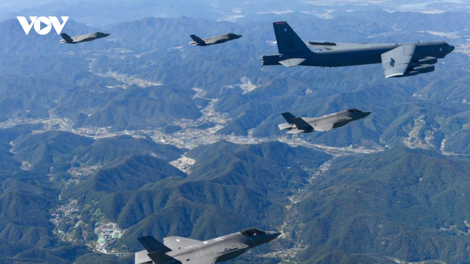 Mỹ, Nhật, Hàn bắt đầu tập trận chung trên không với "pháo đài bay" B-52