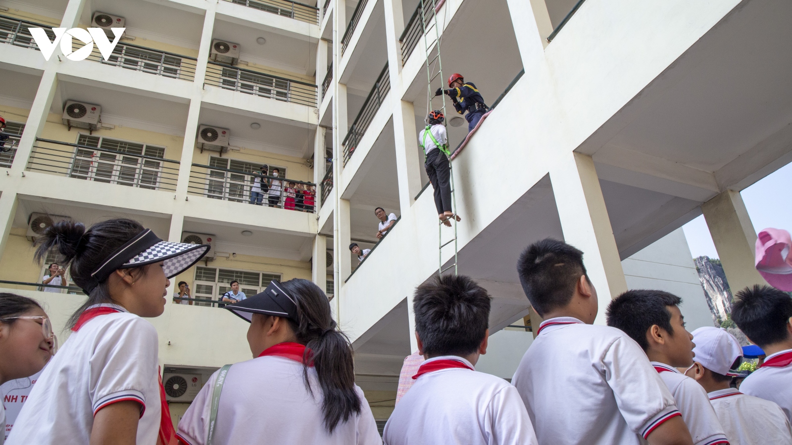 Trẻ em Quảng Ninh học đu dây, thoát nạn bằng xe thang khi xảy ra cháy nhà cao tầng