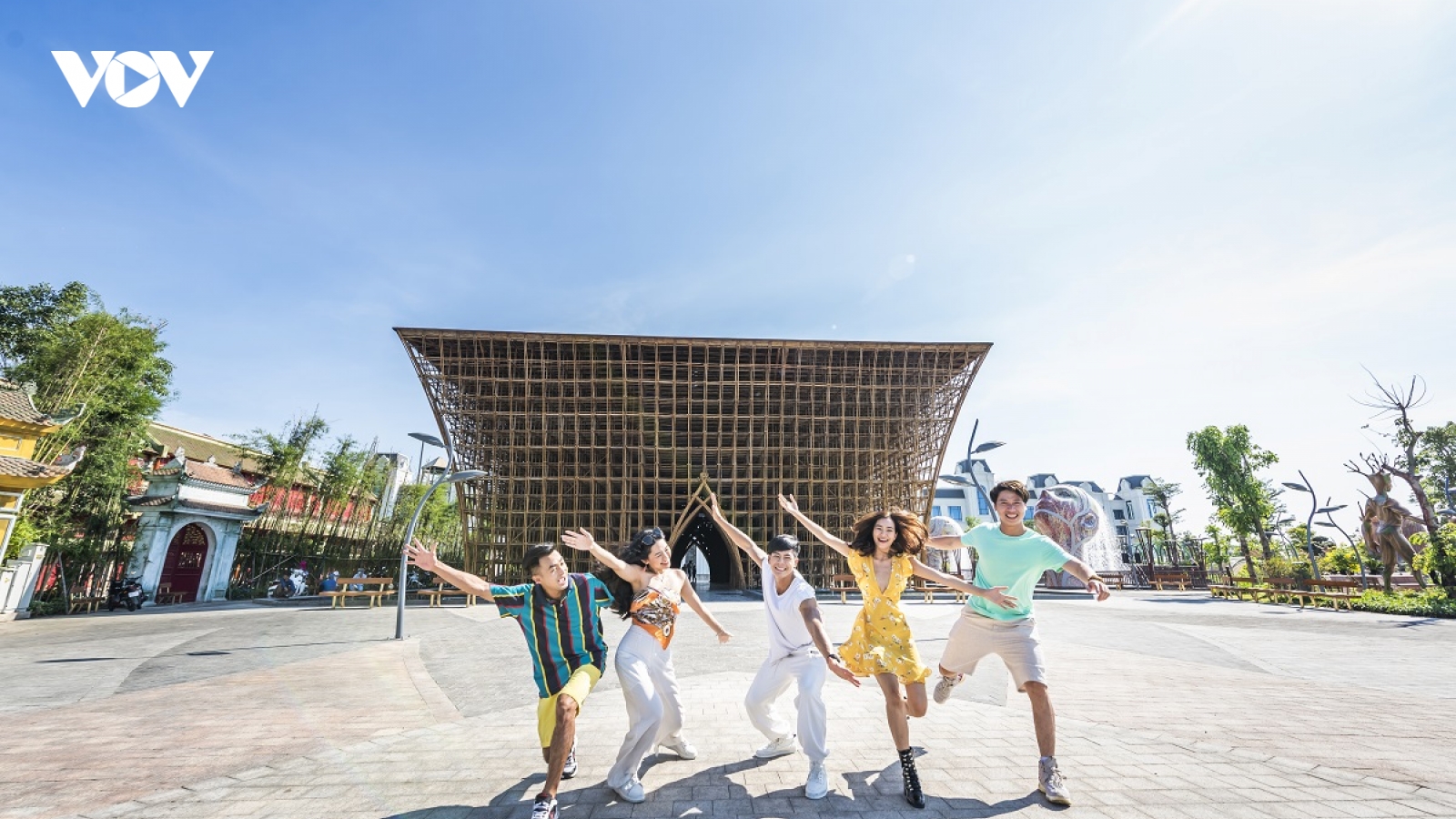 Gen Z “rời phố về biển” tìm cảm hứng sống với trải nghiệm mới