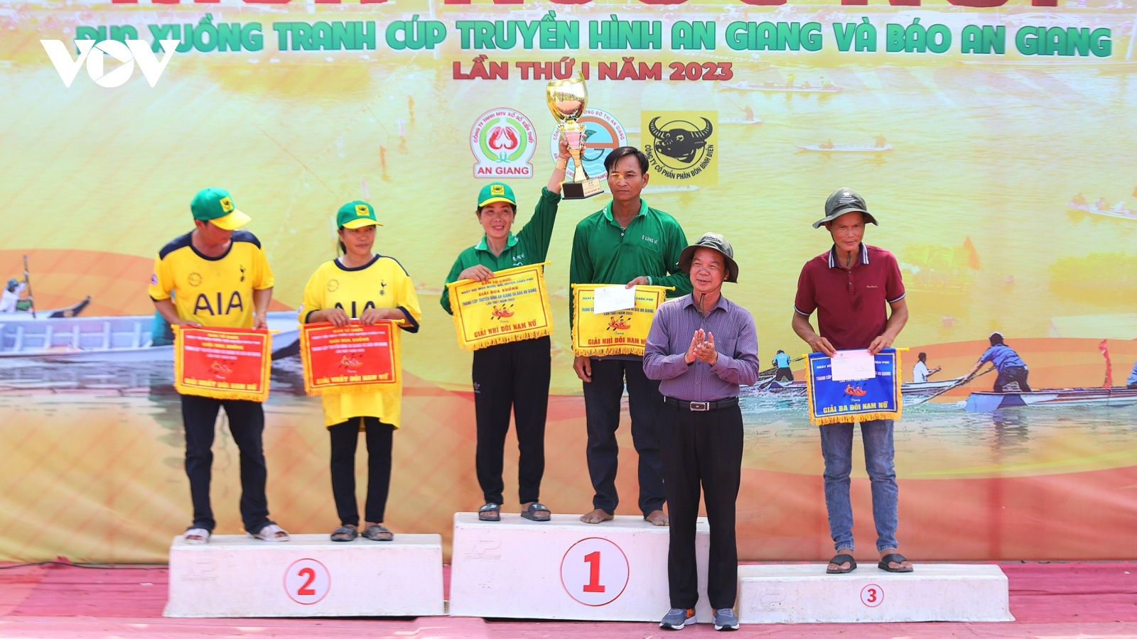 Độc đáo giải đua xuồng Mùa nước nổi tại An Giang