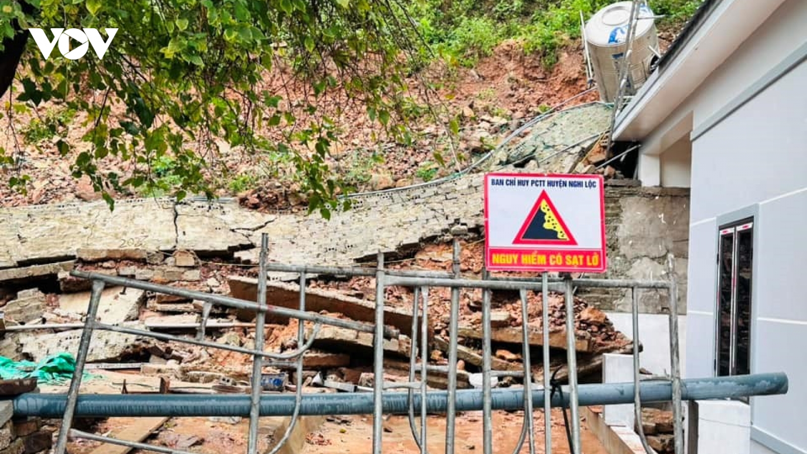 Mưa lớn khiến hàng trăm m3 đất đá sạt lở làm sập nhà dân