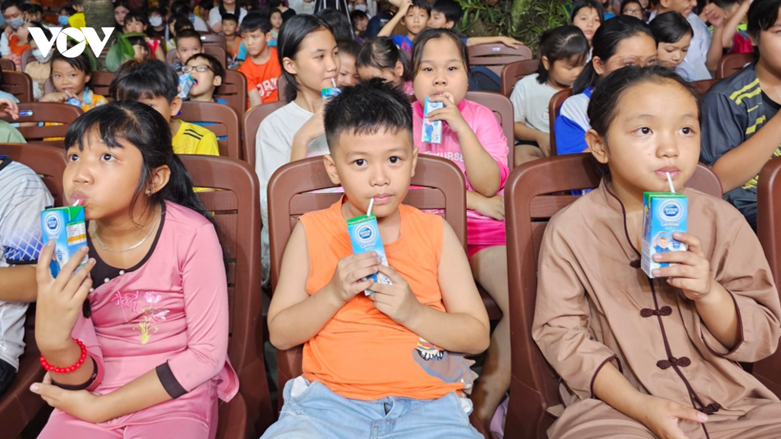 Sữa Cô Gái Hà Lan thắp sáng niềm vui Tết Trung thu cho trẻ em Bình Dương