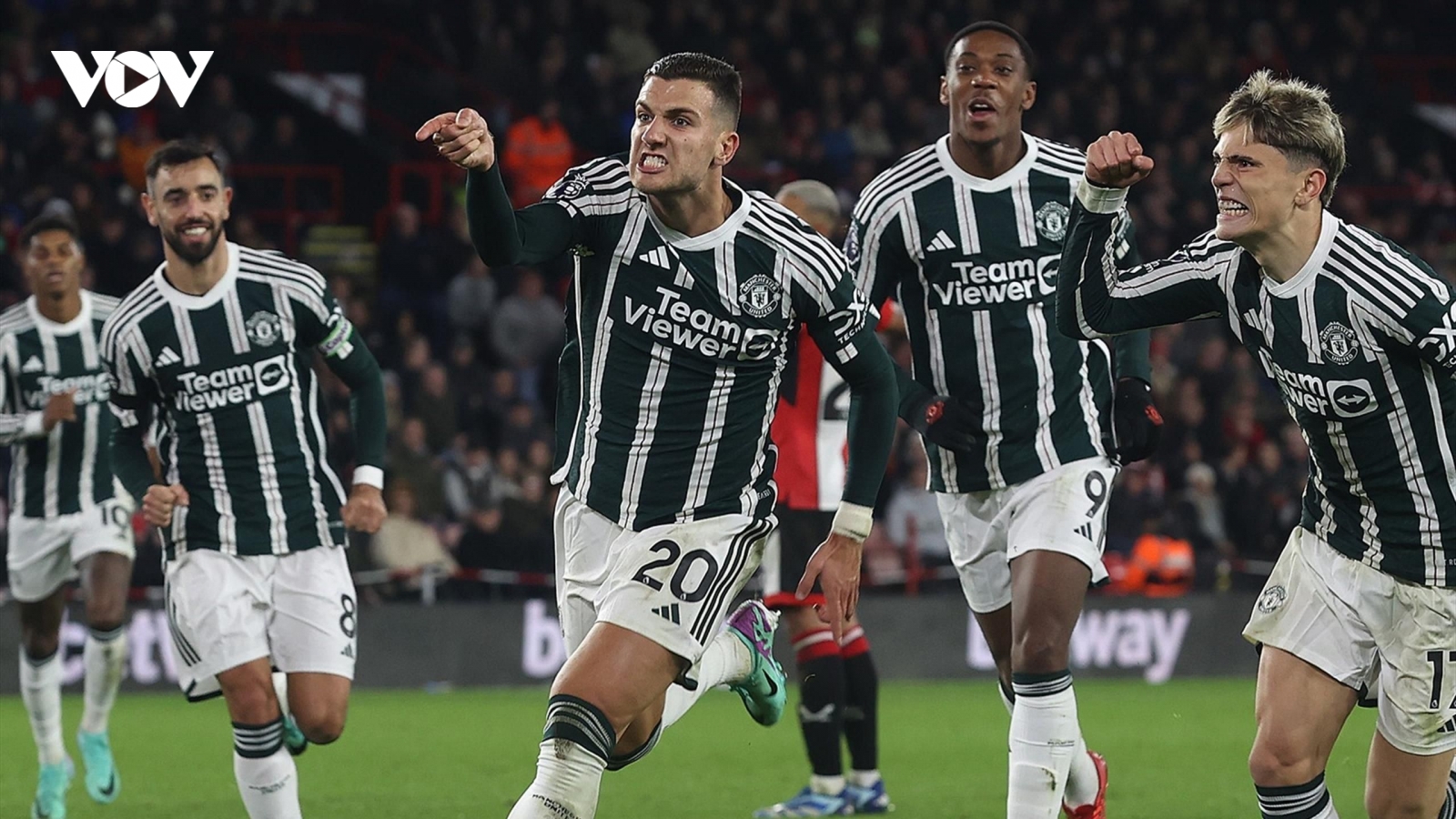 Bảng xếp hạng Ngoại hạng Anh mới nhất: MU hưởng lợi nhờ Aston Villa