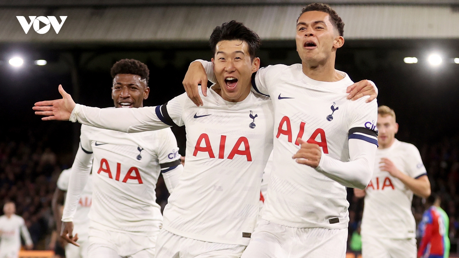 Bảng xếp hạng Ngoại hạng Anh mới nhất: Tottenham "thổi lửa" vào derby Manchester