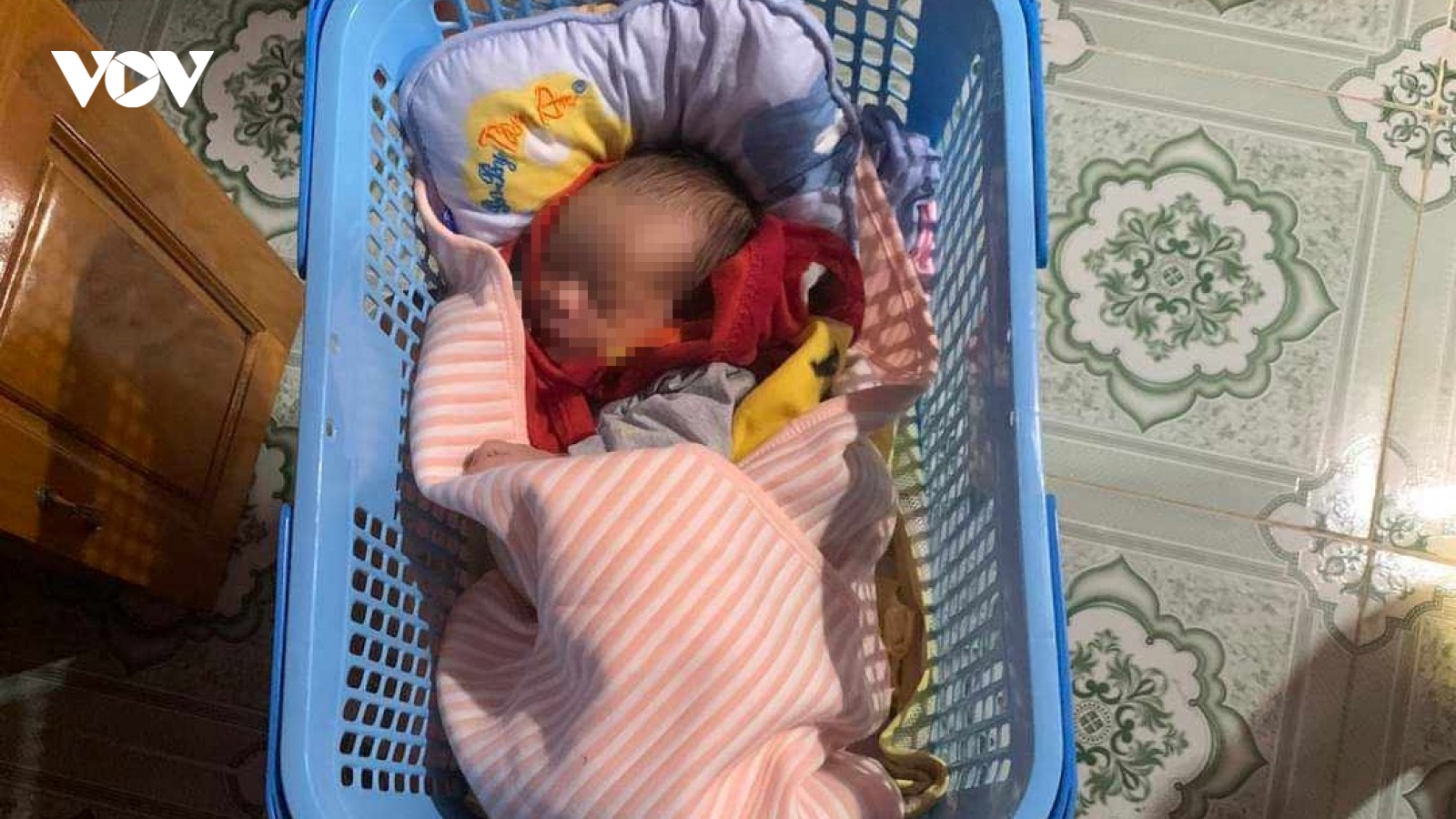 Bé sơ sinh bị bỏ rơi trước cổng nhà cặp vợ chồng hiếm muộn