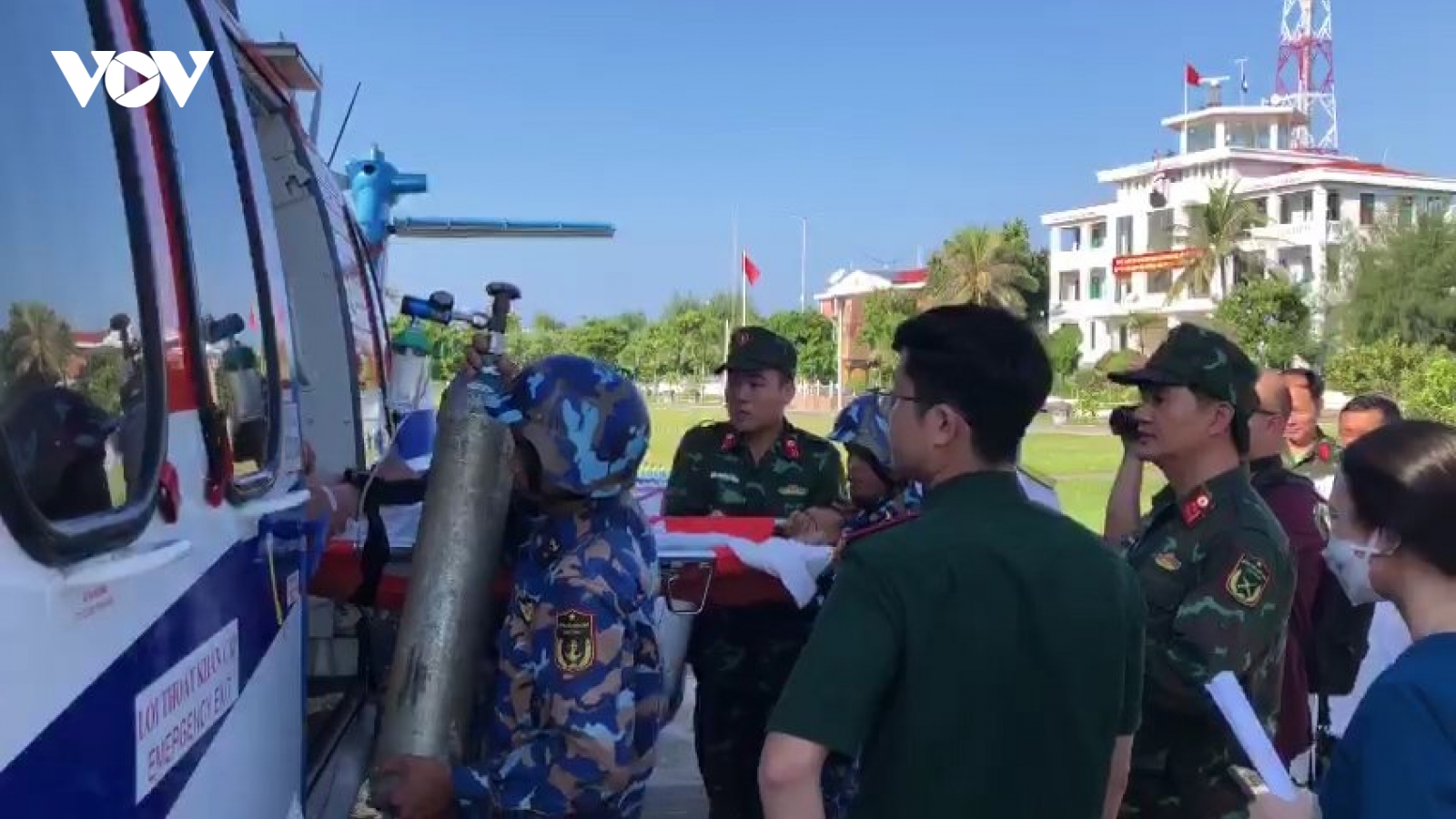 Trực thăng EC 225 đưa ngư dân từ đảo Song Tử Tây vào bờ điều trị
