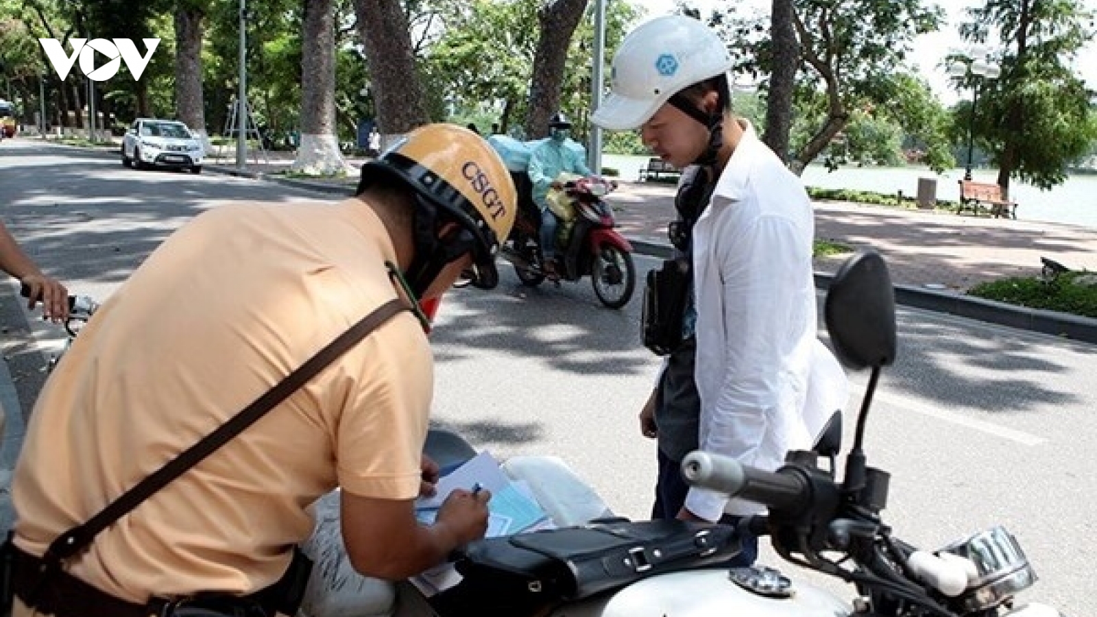 Bị giữ bằng nhưng vẫn lái xe bị phạt bao nhiêu?