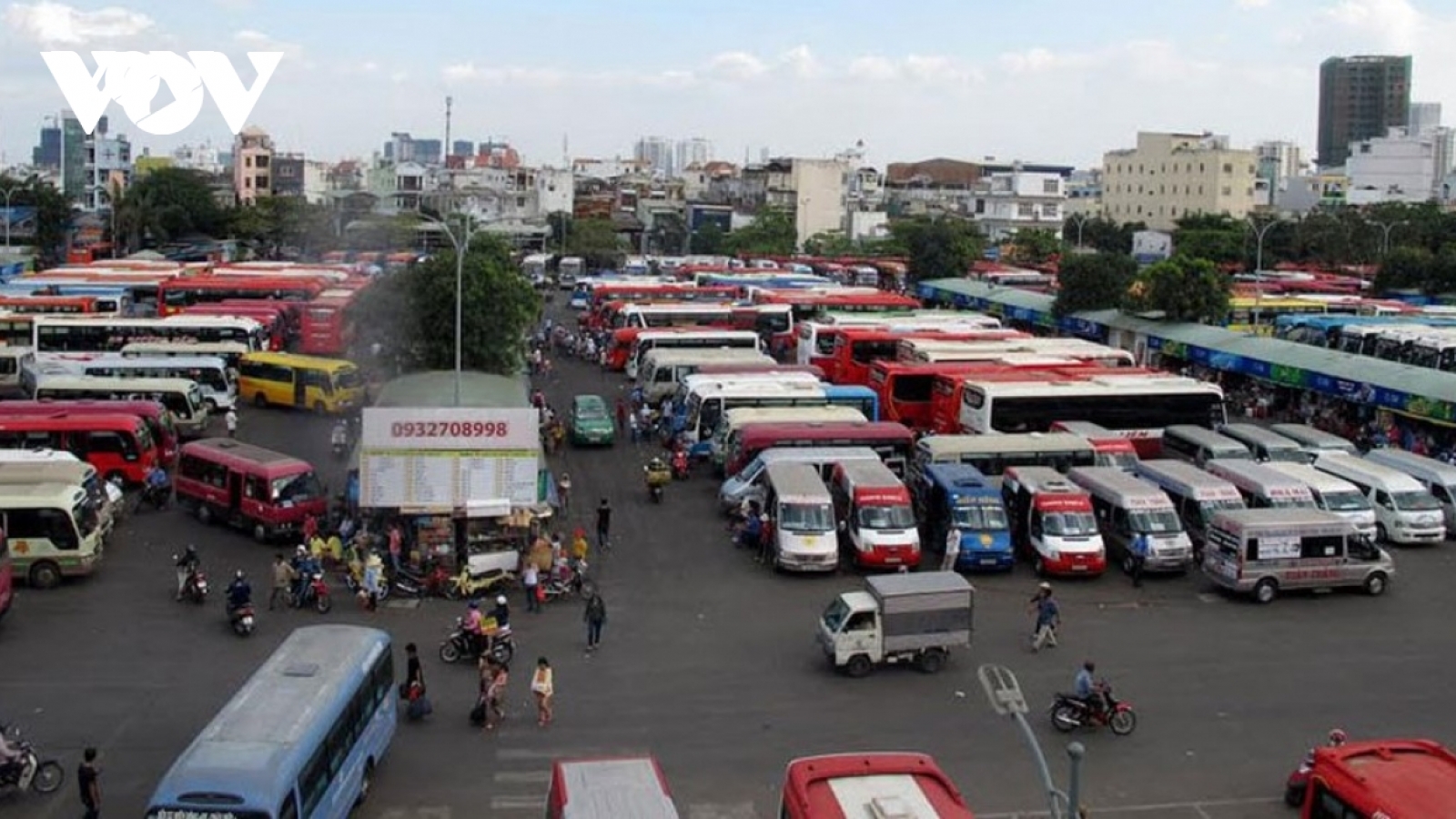 Xăng dầu tăng giá sốc: Doanh nghiệp vận tải chật vật, đường sắt tăng giá vé