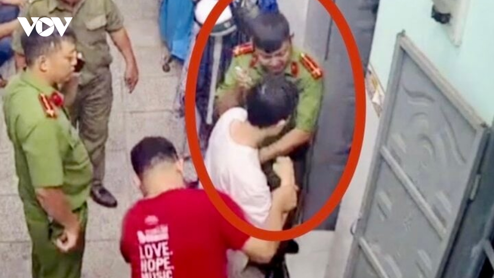 Giải cứu thanh niên bị chủ nợ "nhốt" trong phòng trọ ở Bình Dương
