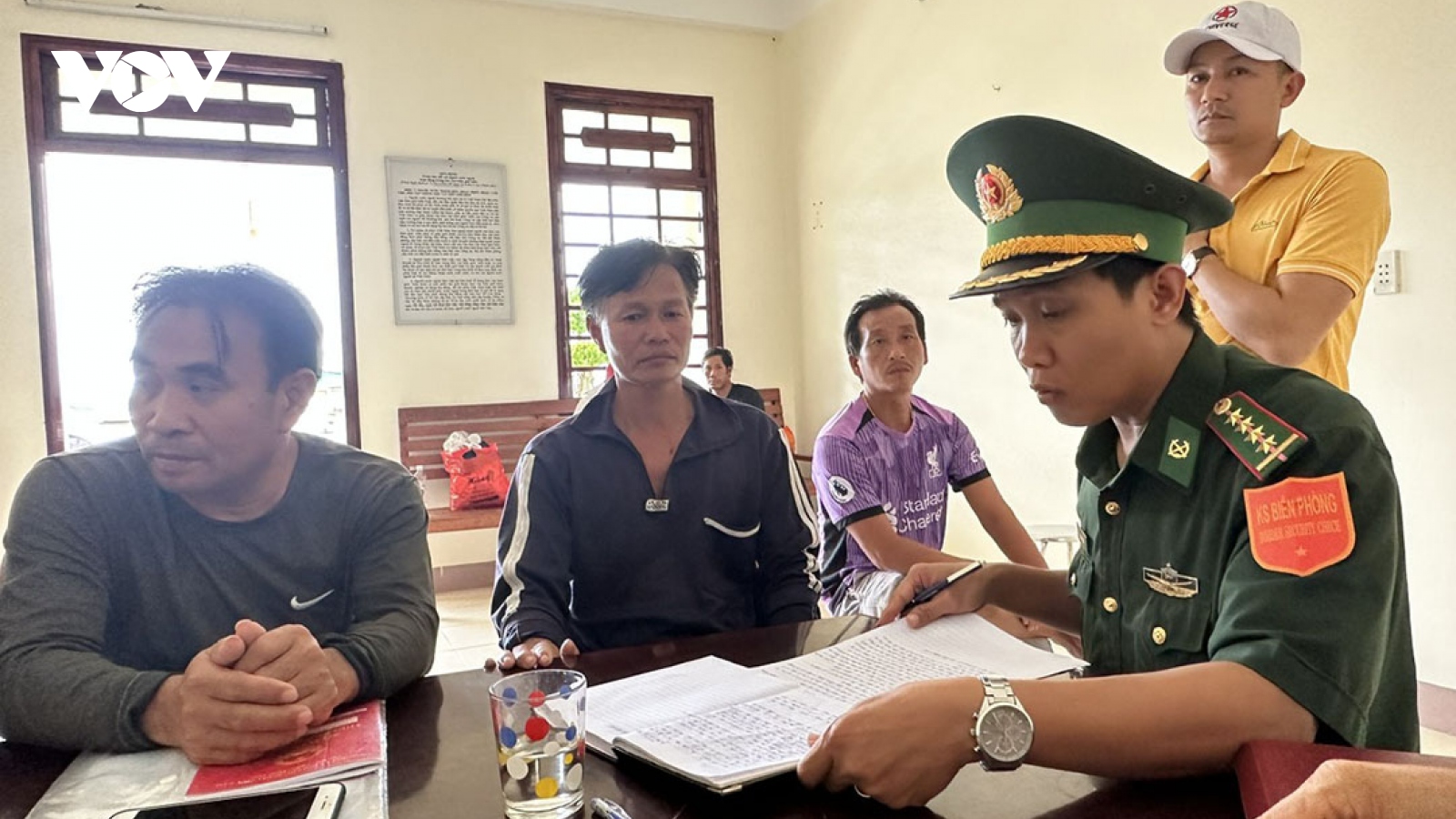 Đưa 3 ngư dân Bình Định trên tàu cá bị chìm ngoài biển vào bờ