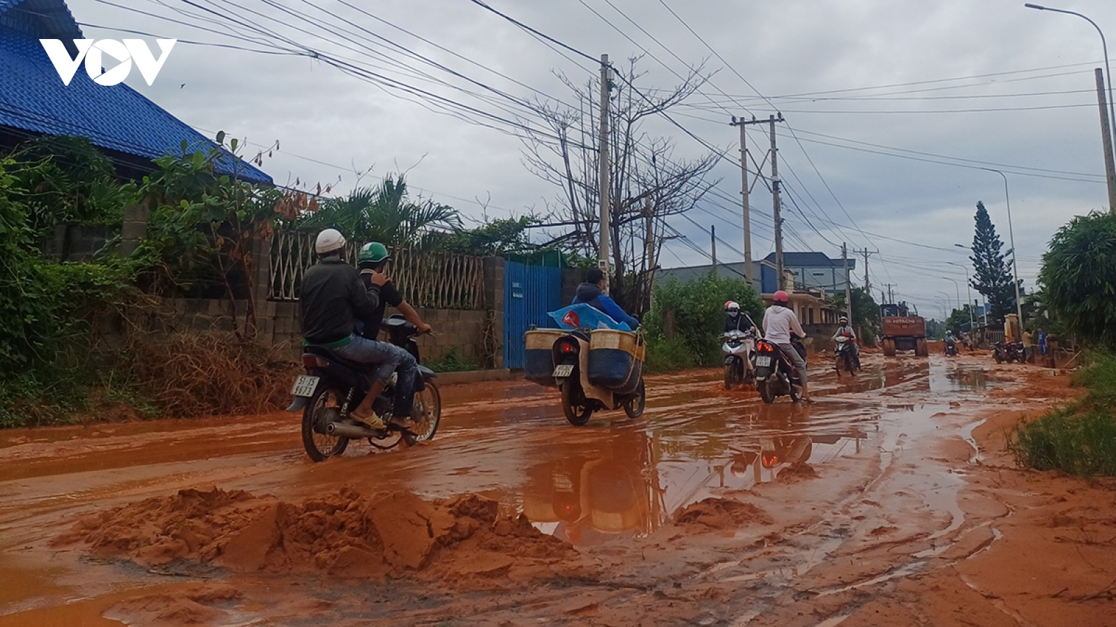 Khắc phục sự cố cát đỏ tràn khiến giao thông ách tắc, nhà dân ảnh hưởng