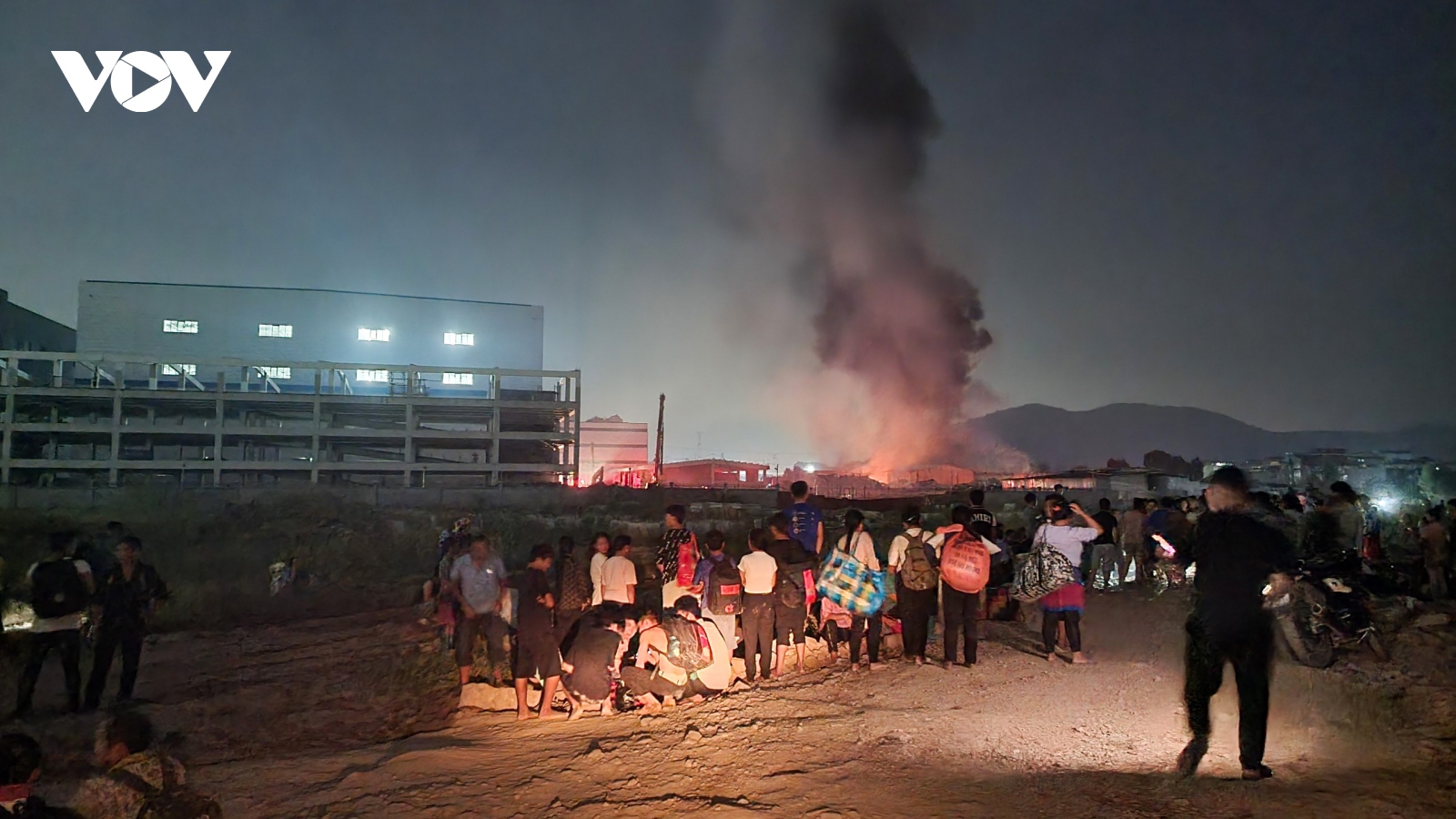 Cháy lớn tại KCN ở Bắc Giang, hàng trăm công nhân hoảng loạn ôm đồ tháo chạy