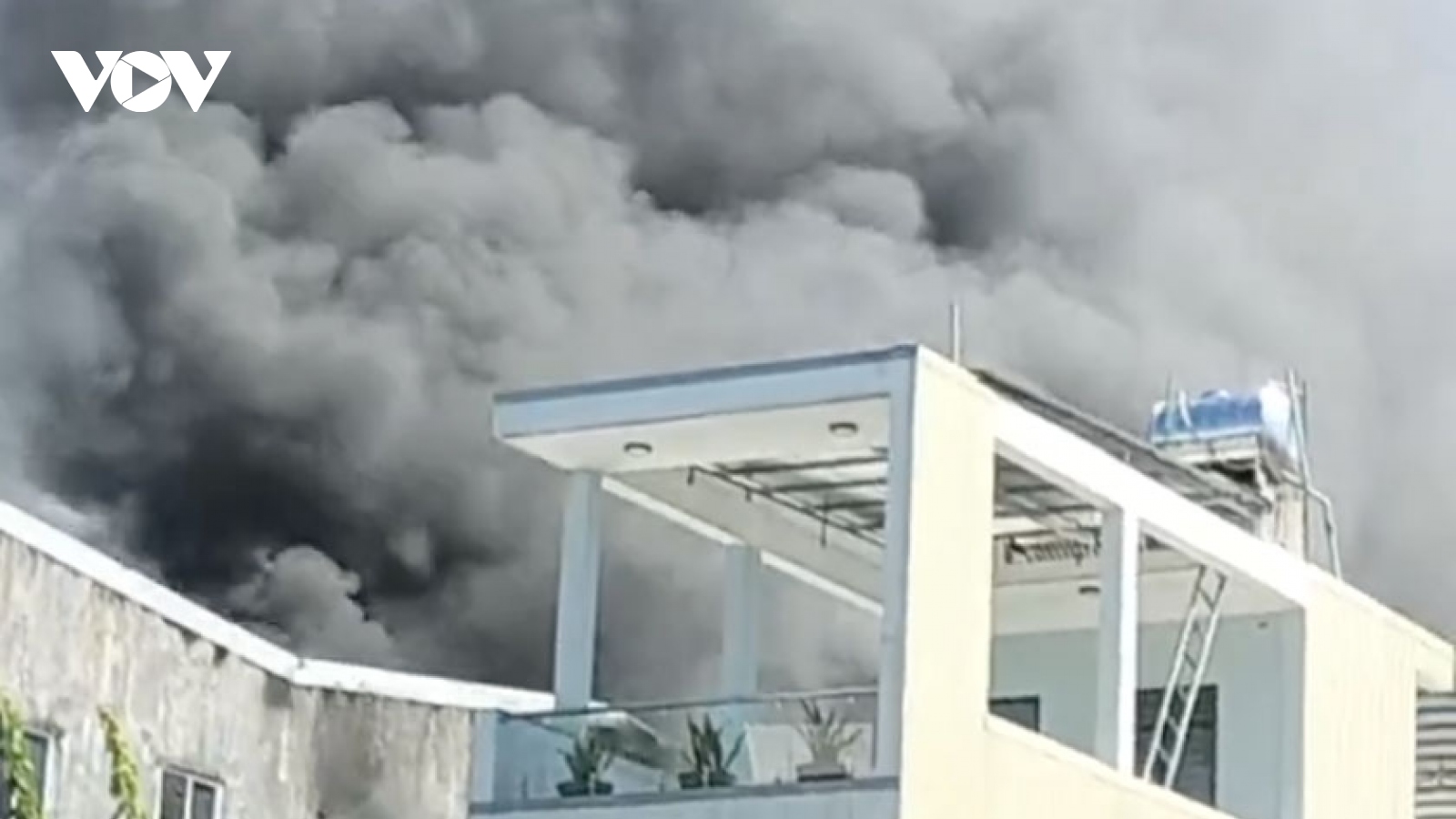 Khói lửa nghi ngút từ đám cháy nhà kho đồ nhựa ở Quảng Ngãi