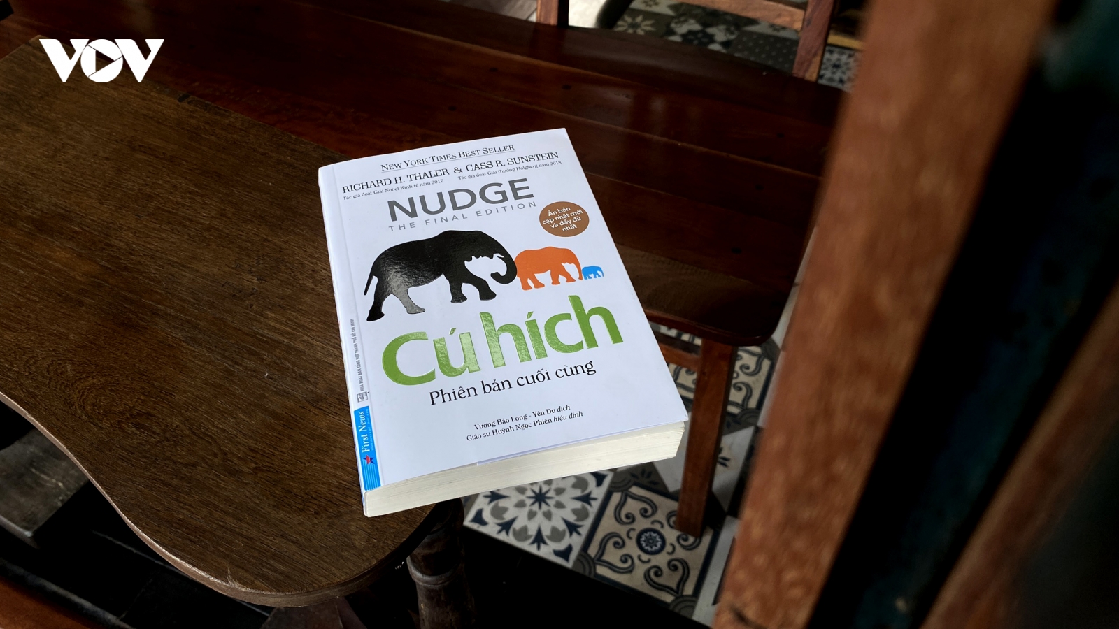 Ra mắt "Cú hích - Phiên bản cuối cùng" của tác giả Nobel 2017