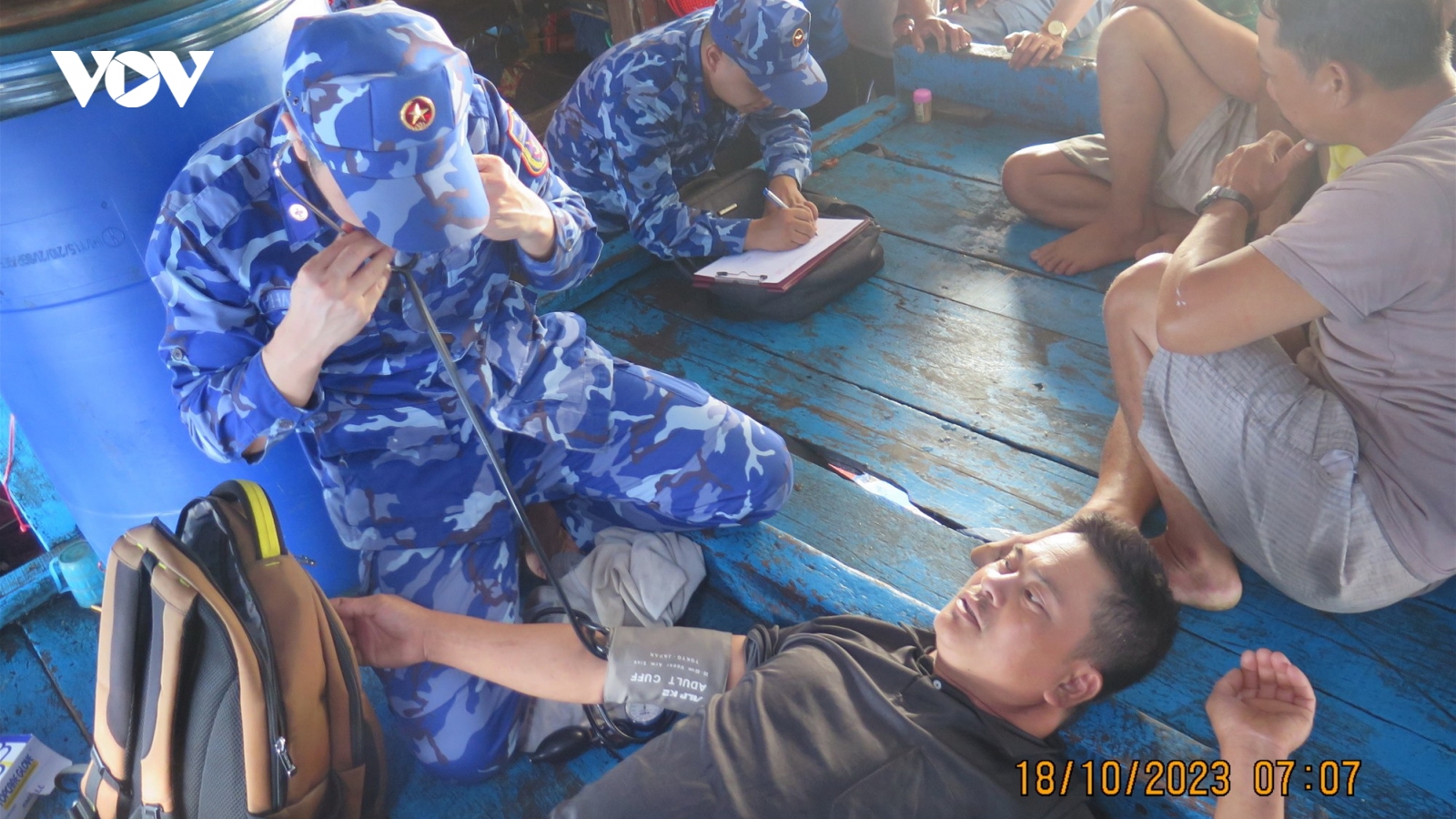 Tàu của Quân chủng Hải quân tiếp nhận và hỗ trợ y tế ngư dân gặp nạn trên biển