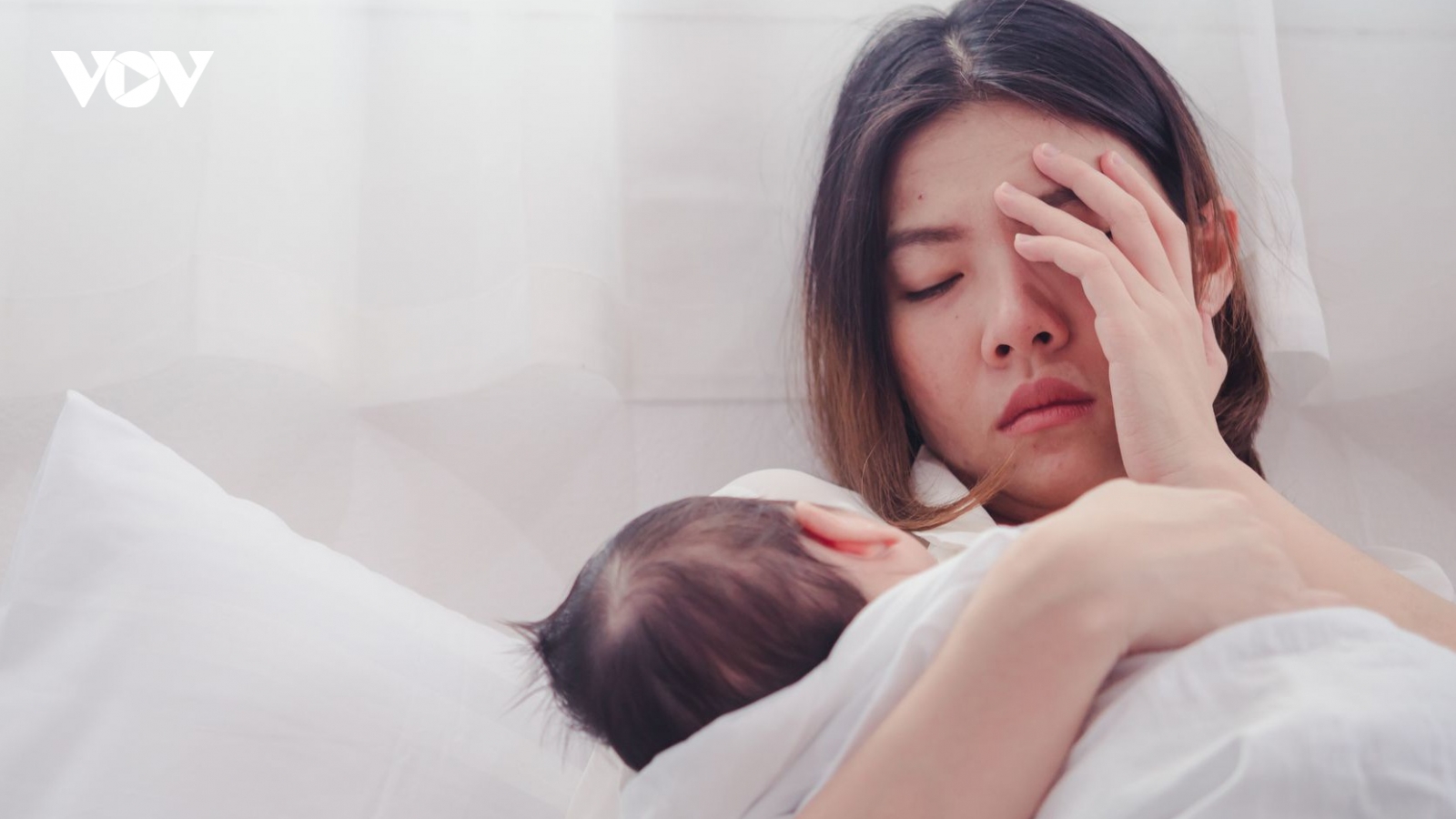 Đầu bù tóc rối vì bận chăm con nhỏ, người vợ trẻ lo sợ mất chồng