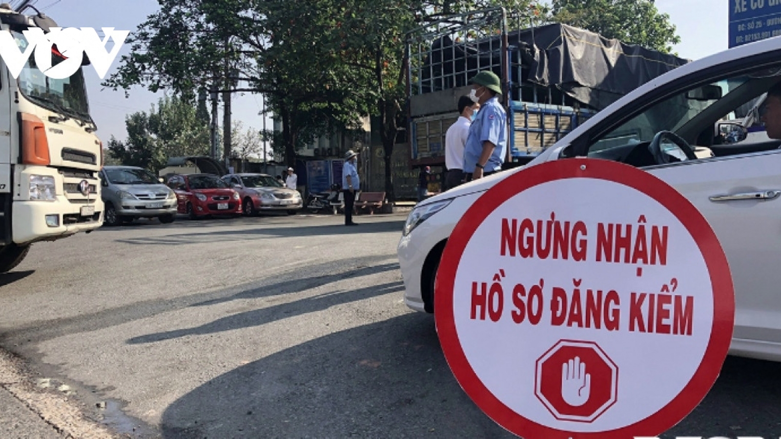 Nguy cơ tái diễn ùn tắc kiểm định xe ô tô khi hàng trăm trung tâm phải đóng cửa