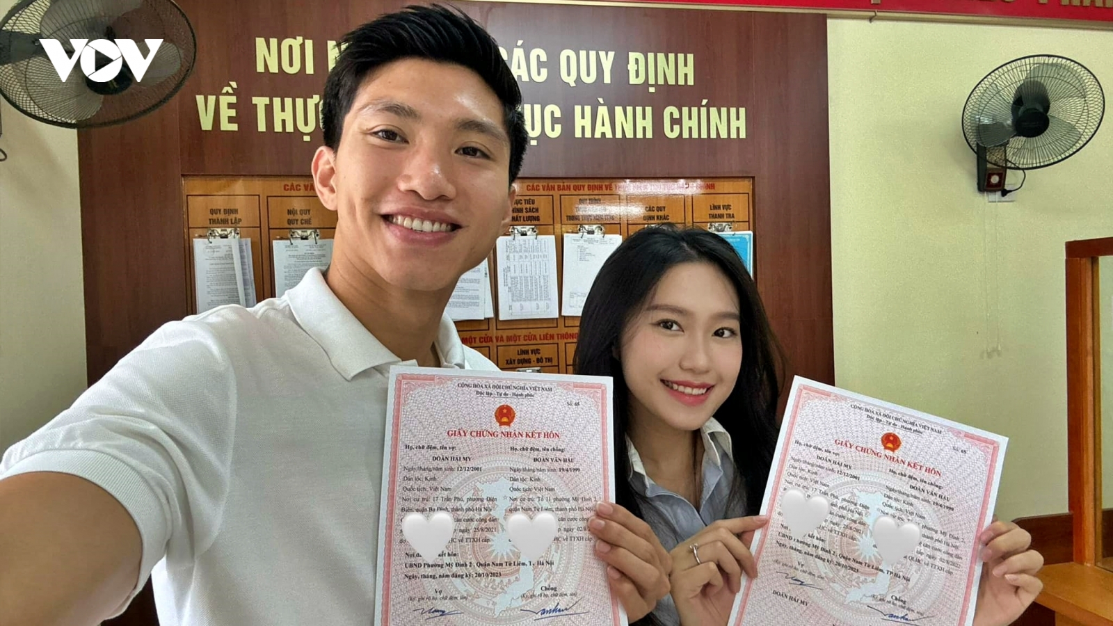 Đoàn Văn Hậu "tươi như hoa" khoe giấy đăng ký kết hôn với Doãn Hải My