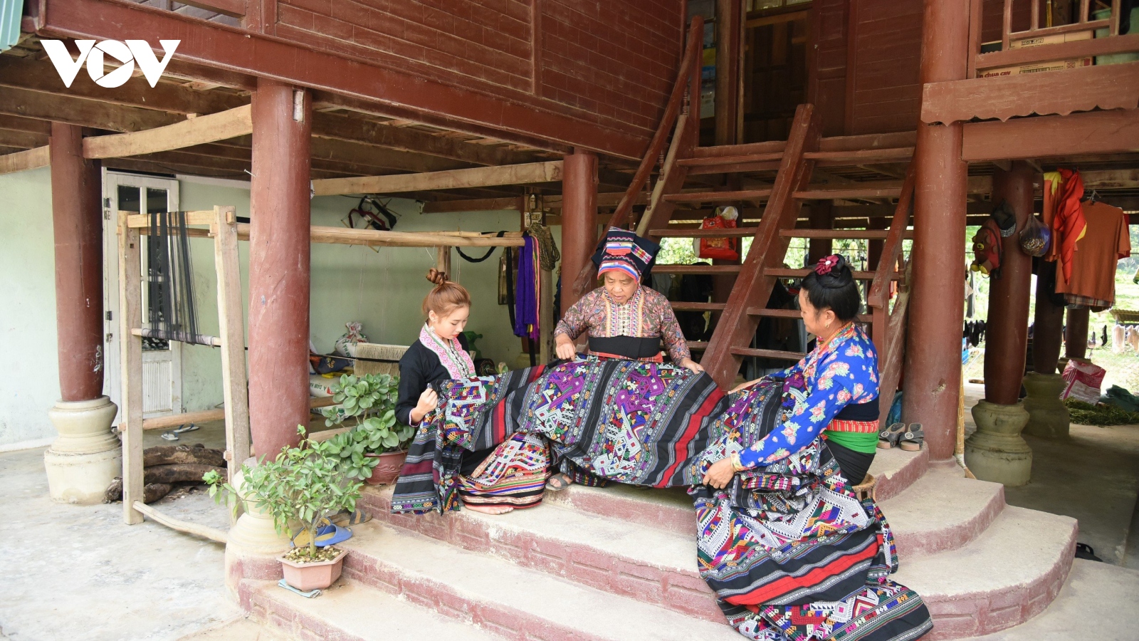 Người Lào Điện Biên giữ gìn nghề dệt thổ cẩm