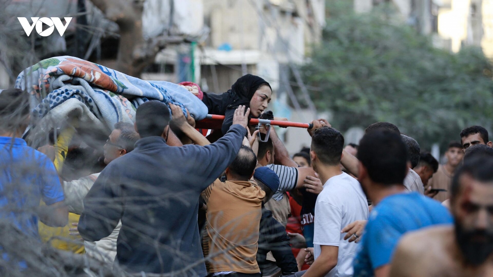 Israel tạm ngừng bắn để sơ tán, Jordan thả hàng cứu trợ xuống Gaza