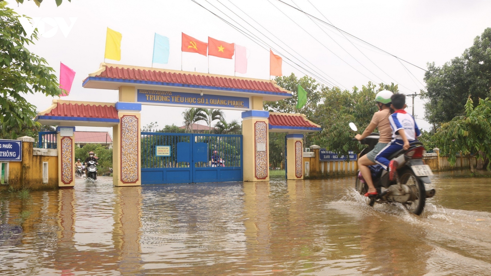 Thừa Thiên Huế nỗ lực để học sinh vùng rốn lũ đến trường