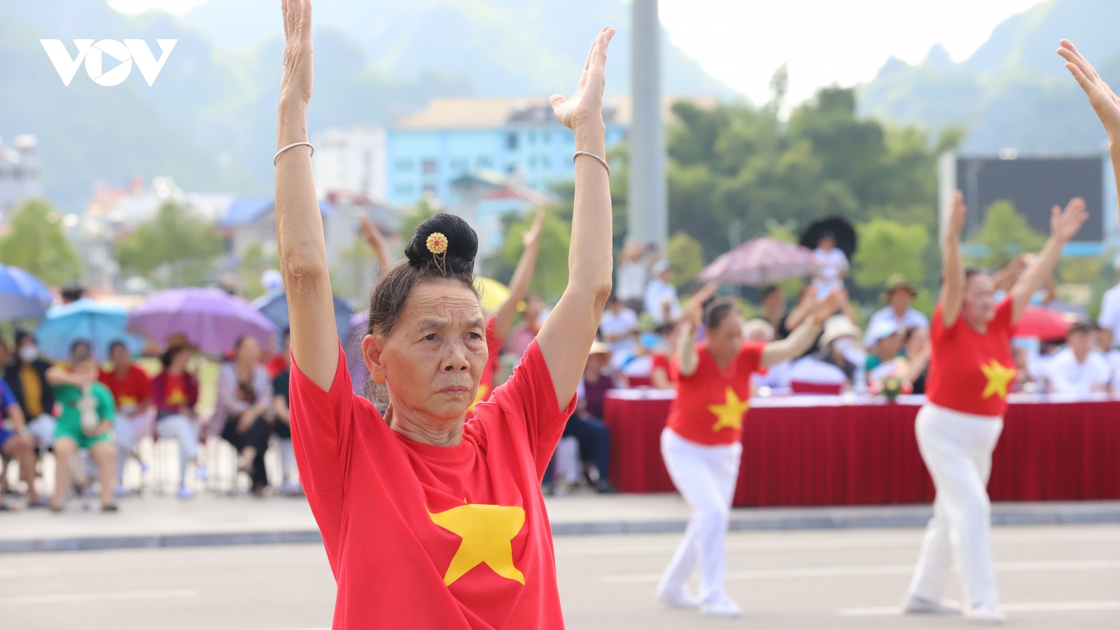 Hơn 400 người cao tuổi biểu diễn tiết mục dân vũ ở Sơn La