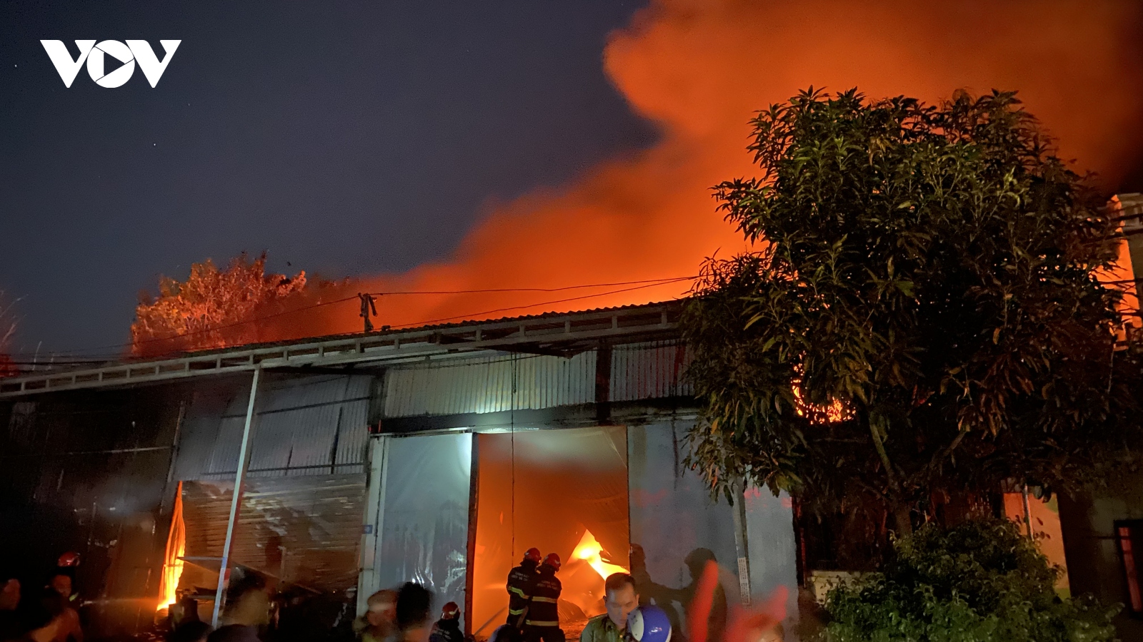 Cháy lớn ở khu vực sản xuất dệt, len ở xã La Phù, Hà Nội
