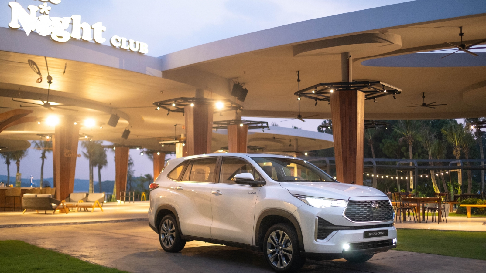 Toyota Innova Cross chính thức ra mắt với giá từ 810 triệu đồng
