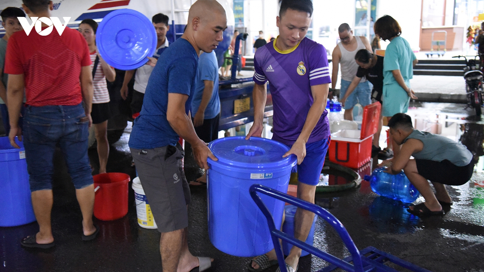 Người dân Thanh Hà lỉnh kỉnh xô, chậu đi lấy nước giữa đêm