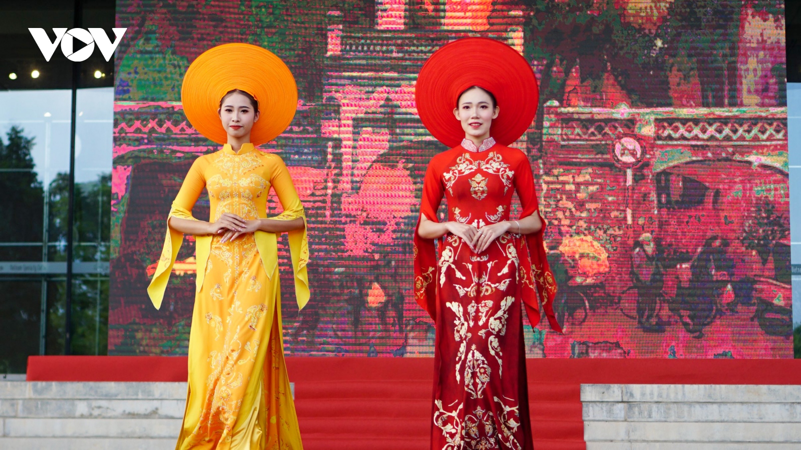 Phát triển và quảng bá du lịch Hà Nội qua tà áo dài