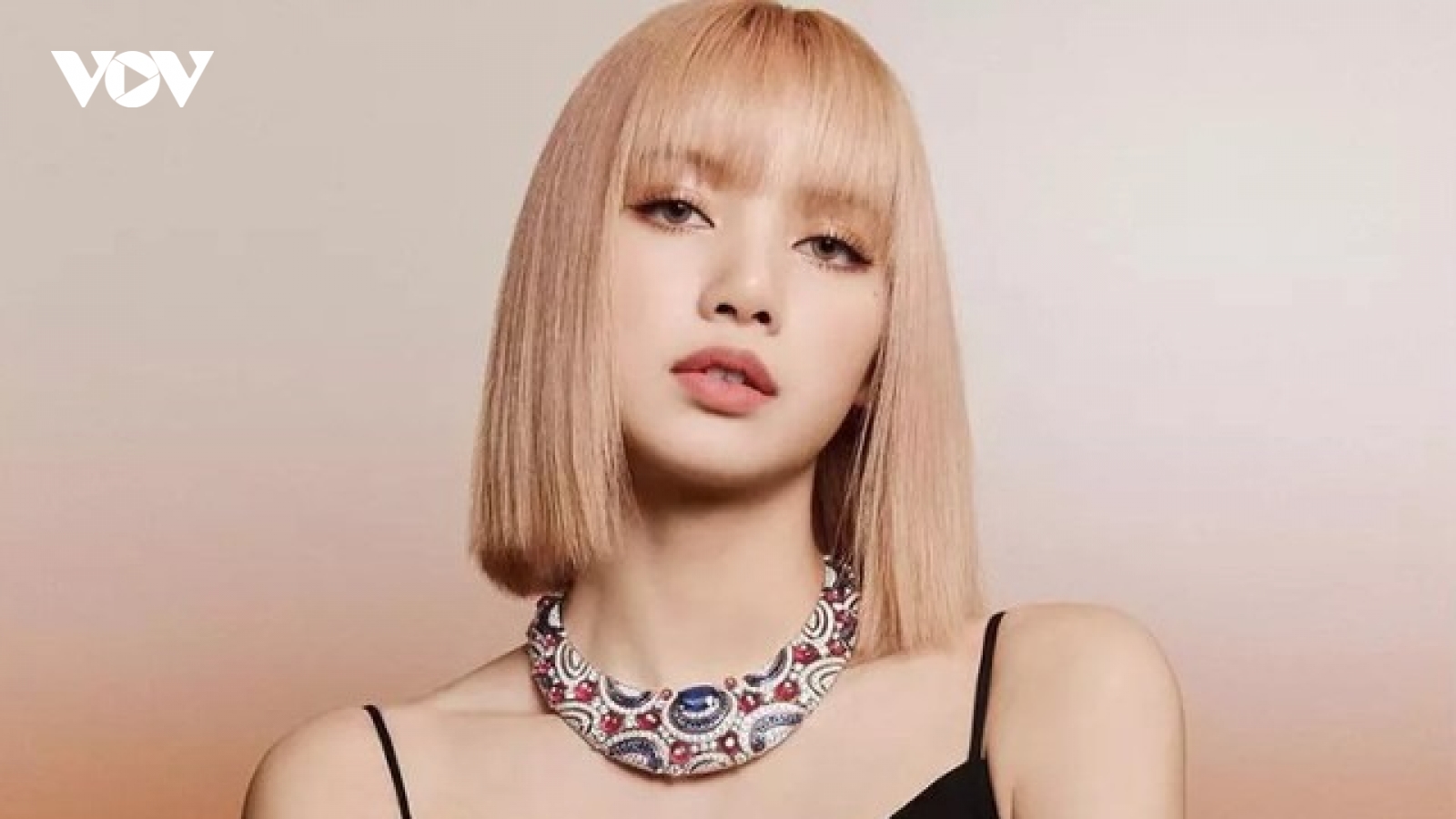 Màn biểu diễn thoát y của Lisa hủy hoại sự nghiệp 2 ngôi sao Trung Quốc