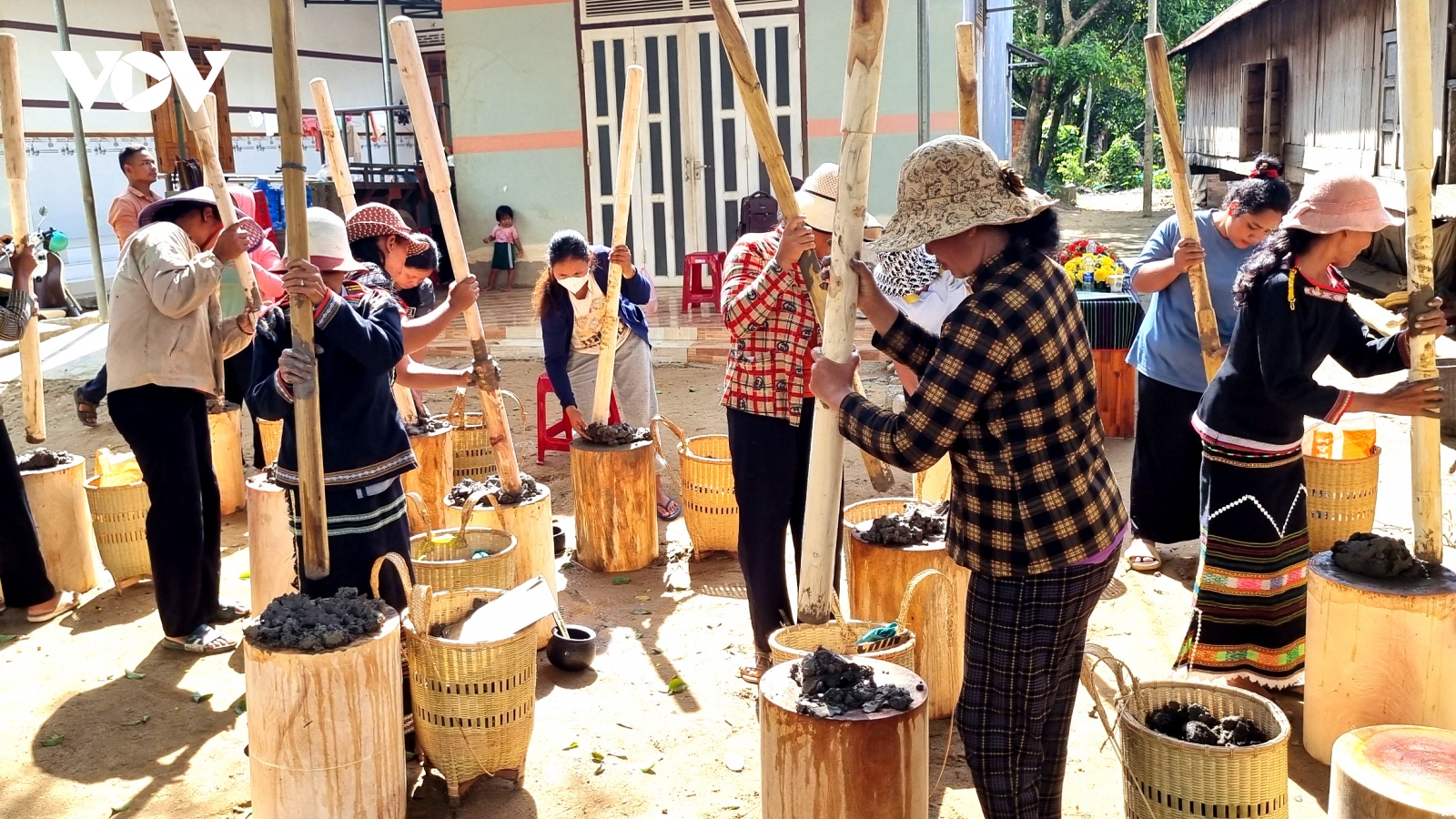 Truyền dạy và thực hành nghề làm gốm thủ công của người Mnông tại Đắk Lắk