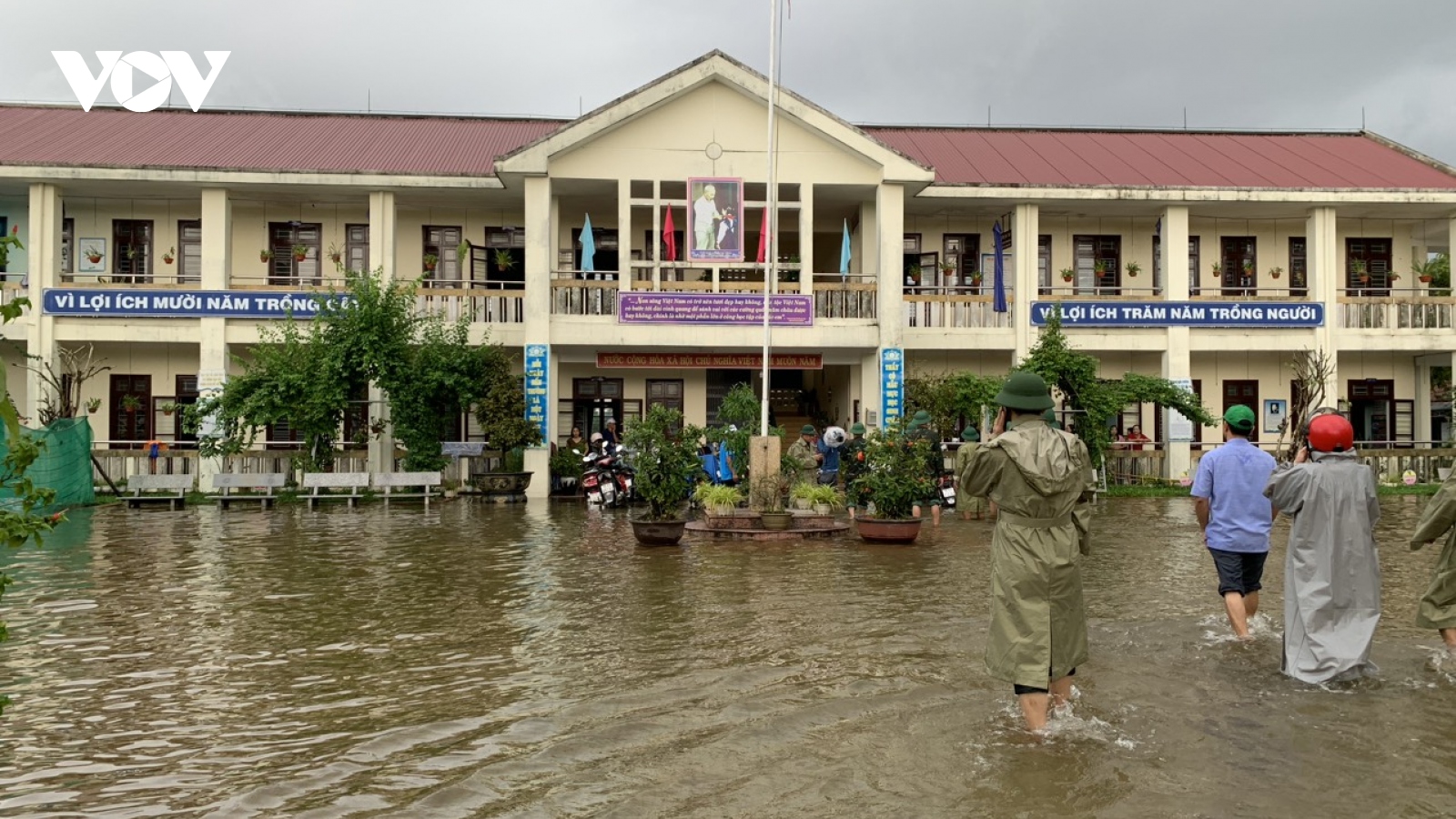 Lũ lên cao, tỉnh Thừa Thiên Huế cho học sinh nghỉ học từ chiều nay