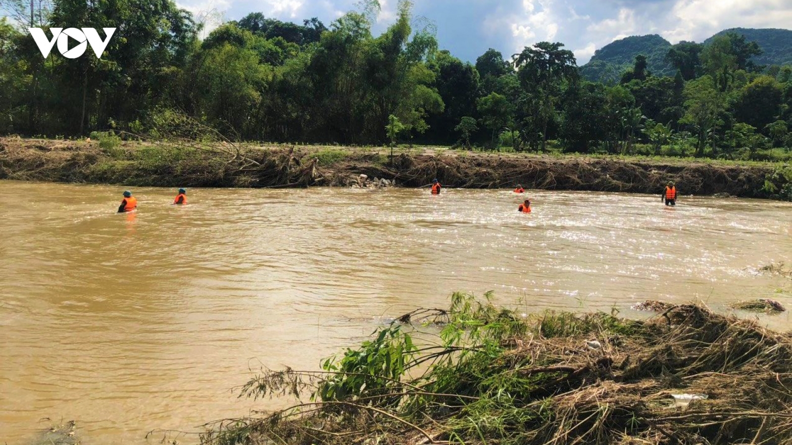 Nam sinh bị nước cuốn trôi khi đi qua cầu tràn