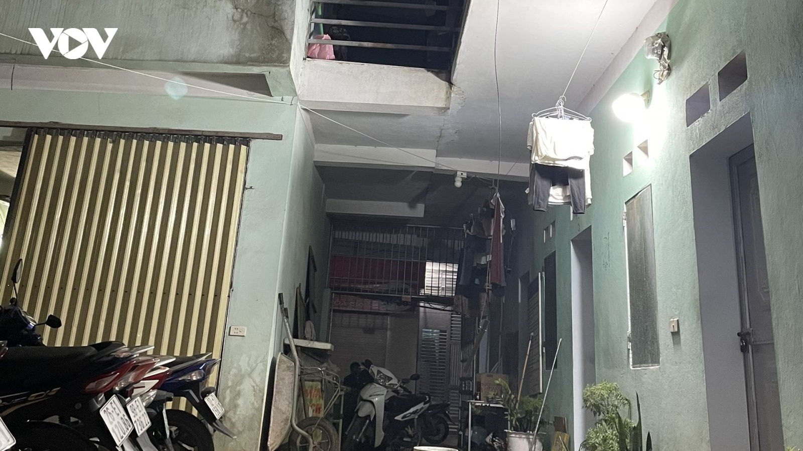 Mâu thuẫn do ghen tuông, nữ công nhân rơi từ tầng 3 xuống đất tử vong
