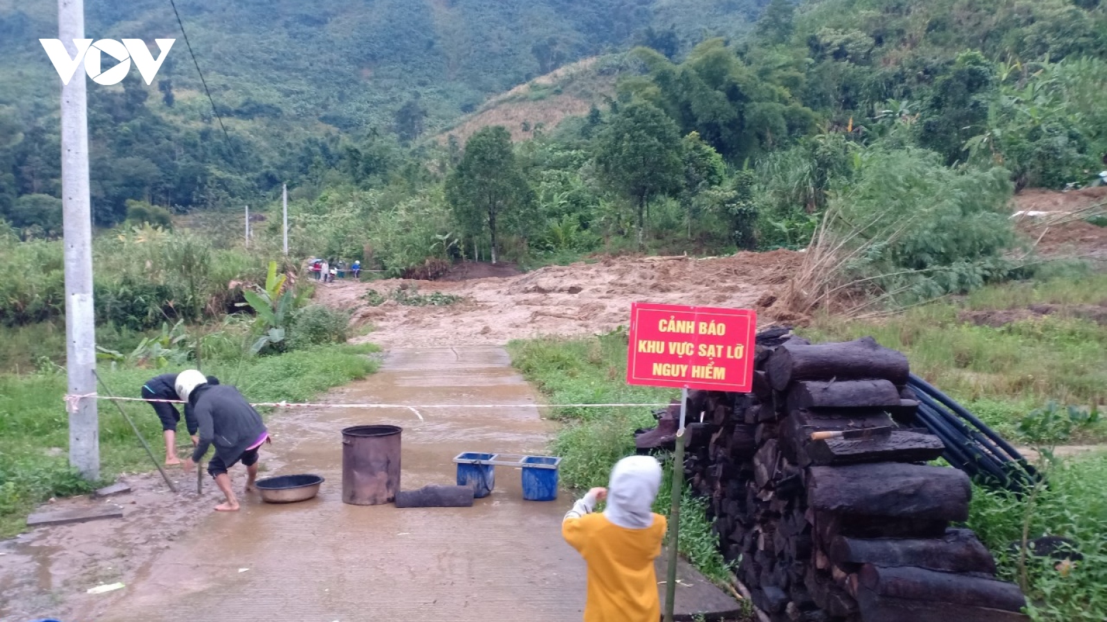 Mưa lớn kéo dài, sạt lở đèo Le và nhiều đường miền núi tại tỉnh Quảng Nam