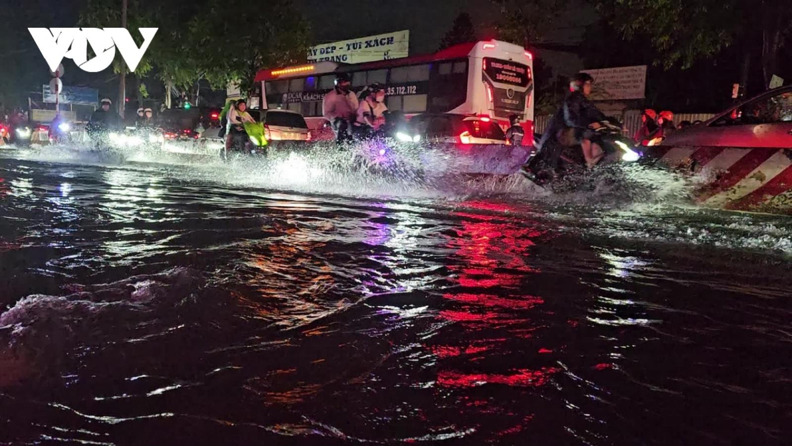 Thời tiết ngày 17/10: Miền Trung và miền Nam tiếp tục có mưa vừa đến mưa to
