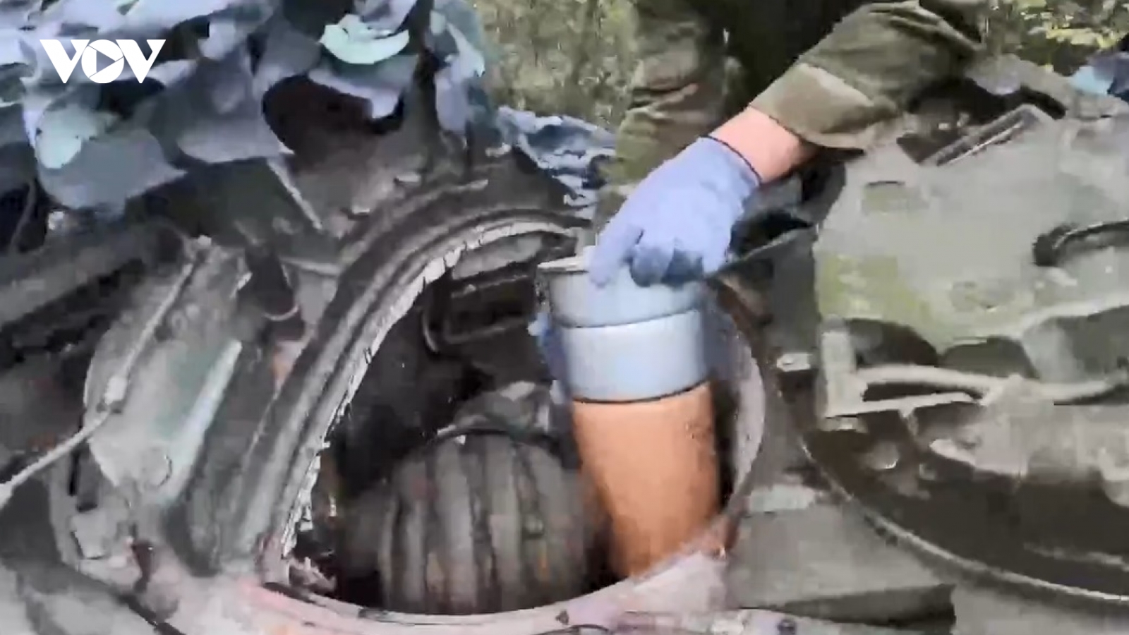 Cận cảnh lính Nga nạp đạn, triển khai tăng T-80 ở chiến trường Ukraine