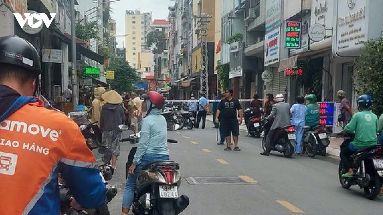 Nam thanh niên xông vào quán cà phê chém người rồi tự vẫn