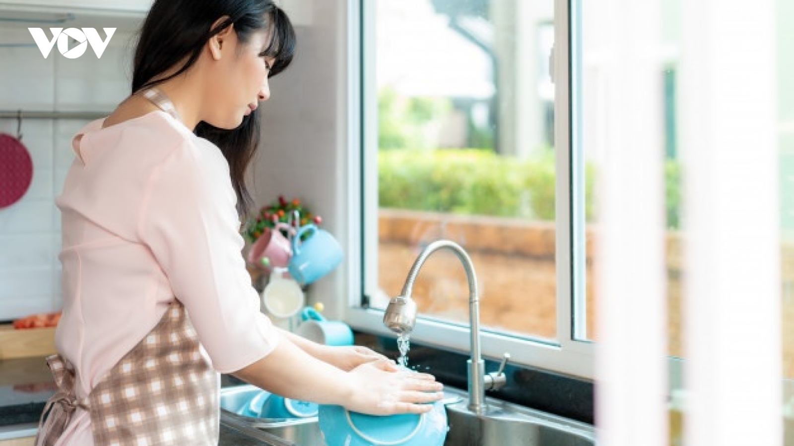 Mẹ chồng muốn tôi nghỉ việc ở nhà làm nội trợ