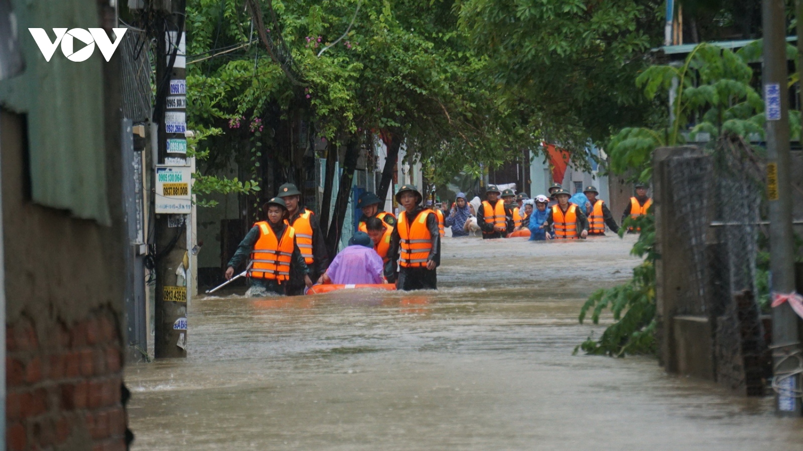 Công an, quân đội dầm mưa ngâm nước giúp dân sơ tán