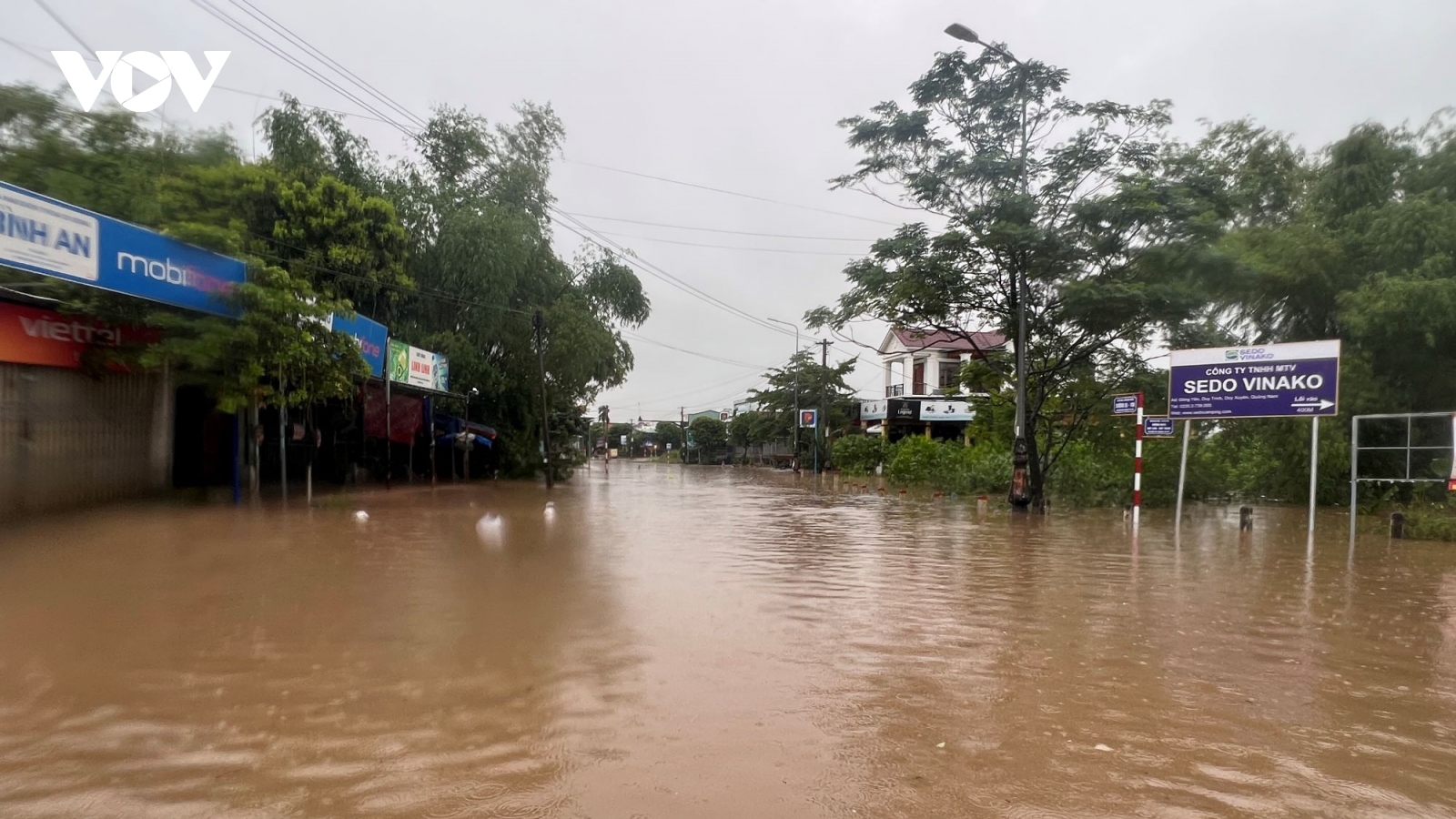 Mưa lớn, lốc xoáy khiến nhiều nhà tốc mái, nhiều tuyến đường ở Quảng Nam ngập sâu