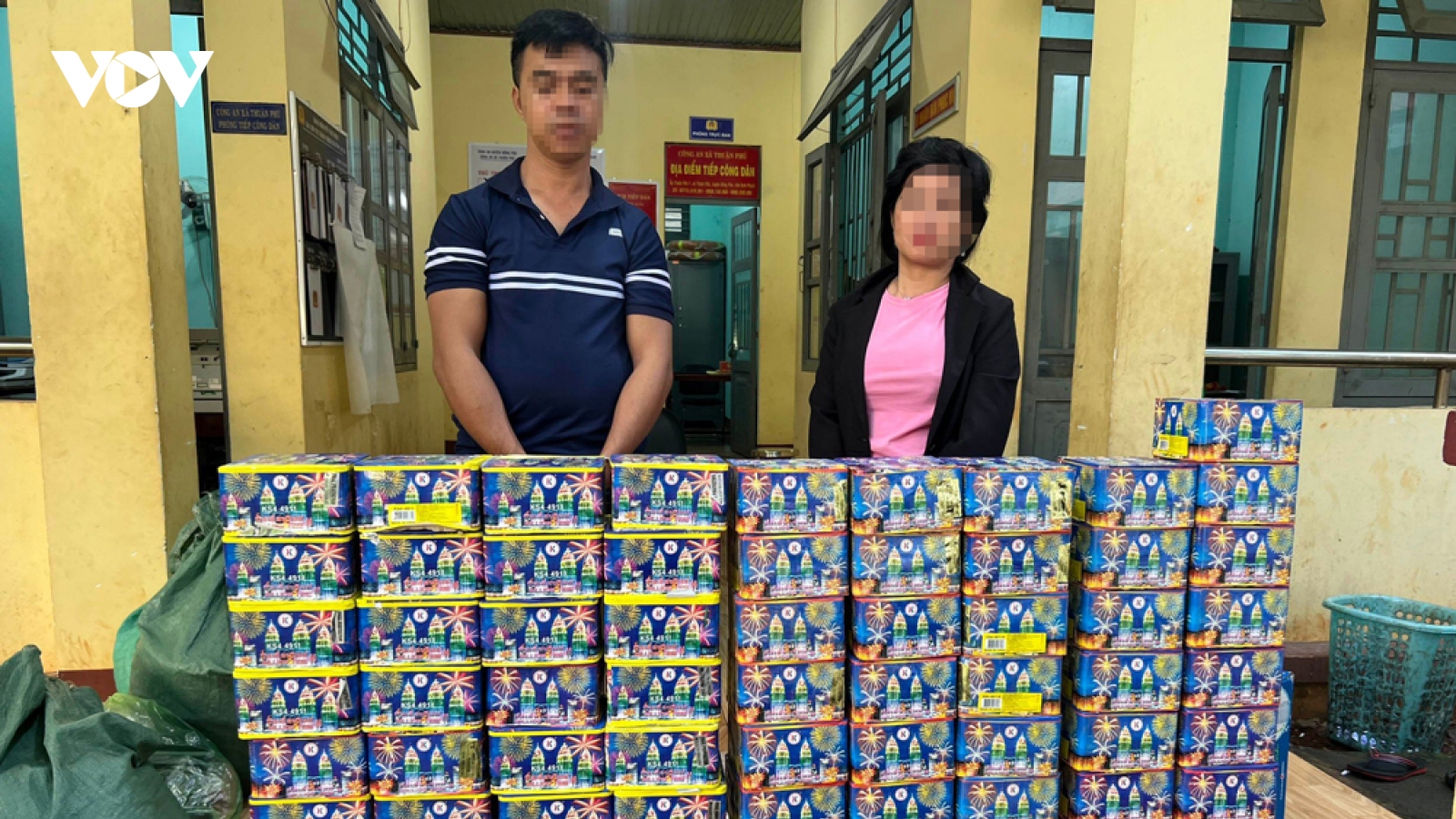Tạm giữ 2 đối tượng vận chuyển gần 130kg pháo lậu ở Bình Phước