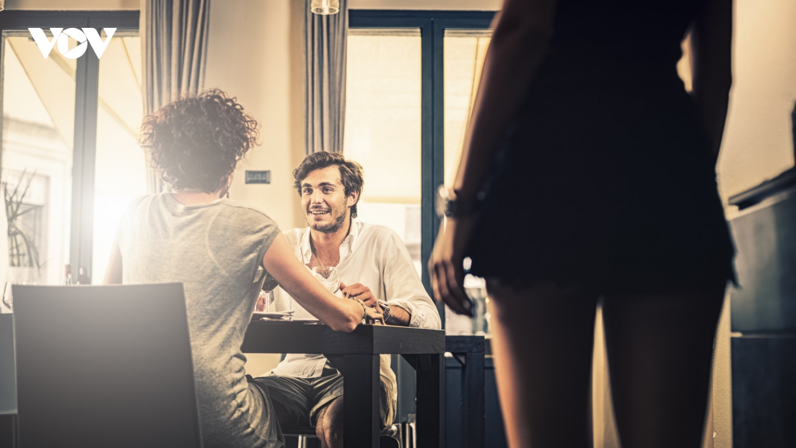 Vui miệng gán ghép, không ngờ chồng và hàng xóm lại thật sự cặp bồ