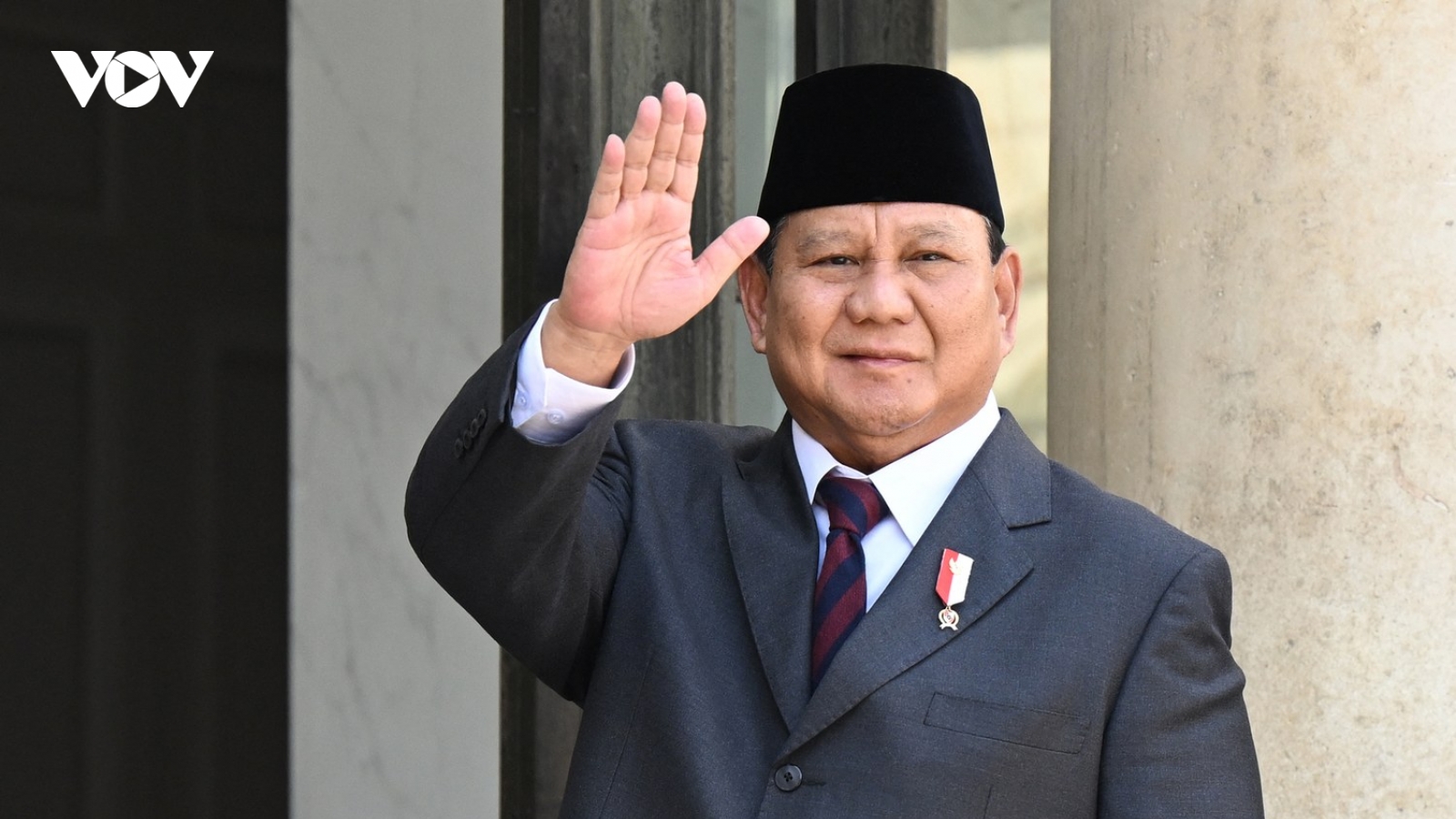 Bộ trưởng Quốc phòng Indonesia liên danh tranh cử cùng con trai Tổng thống