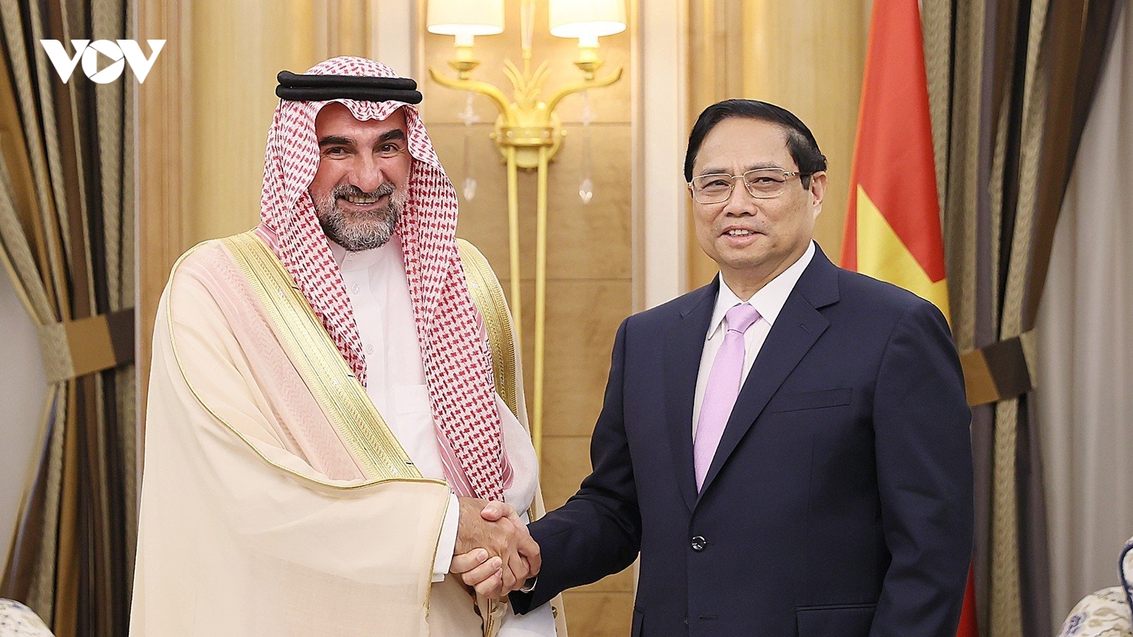 Thủ tướng Phạm Minh Chính tiếp Thống đốc Quỹ đầu tư công Saudi Arabia