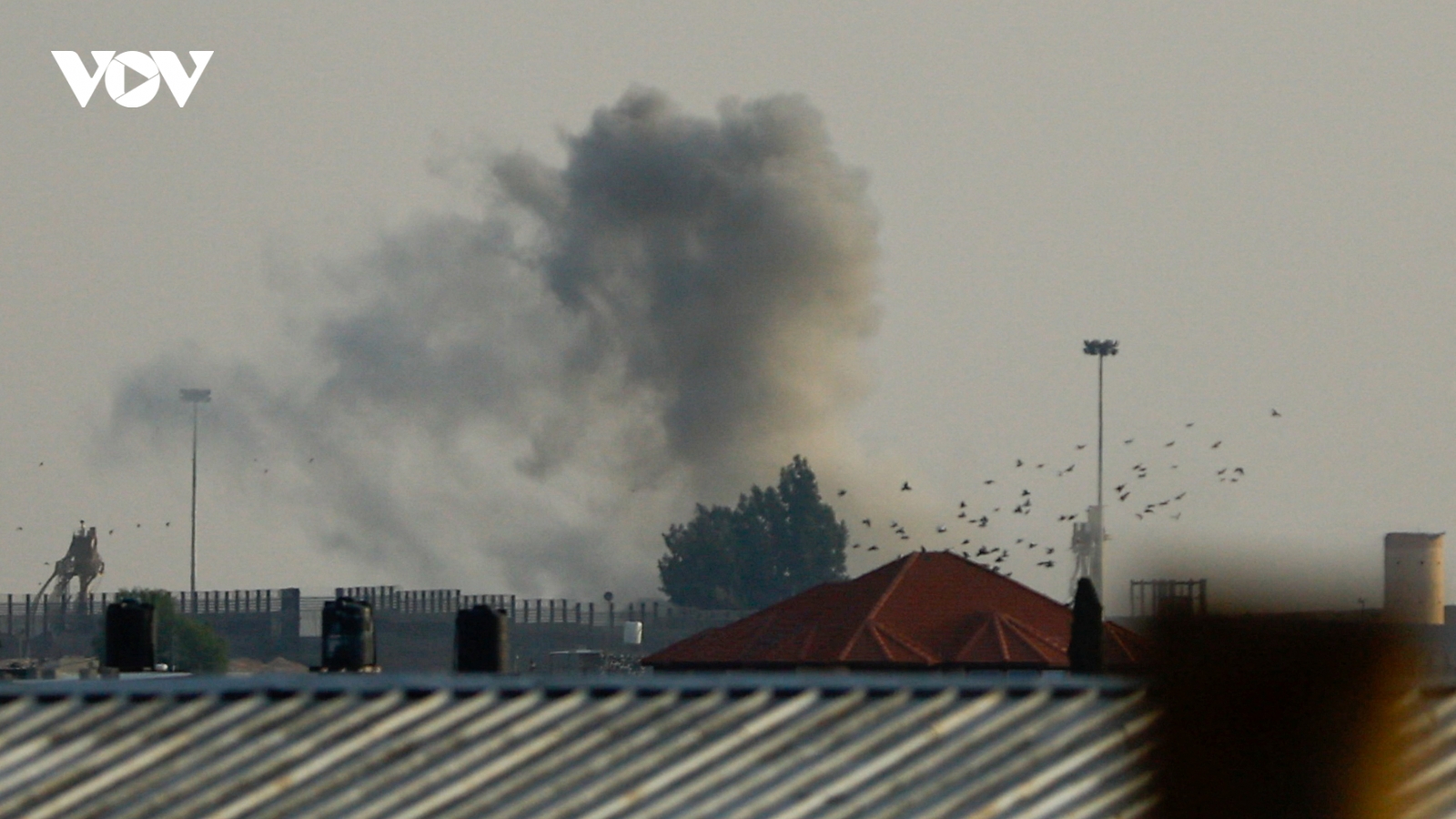 Viện trợ nhân đạo cho dải Gaza qua cửa khẩu Rafah tạm dừng do pháo kích