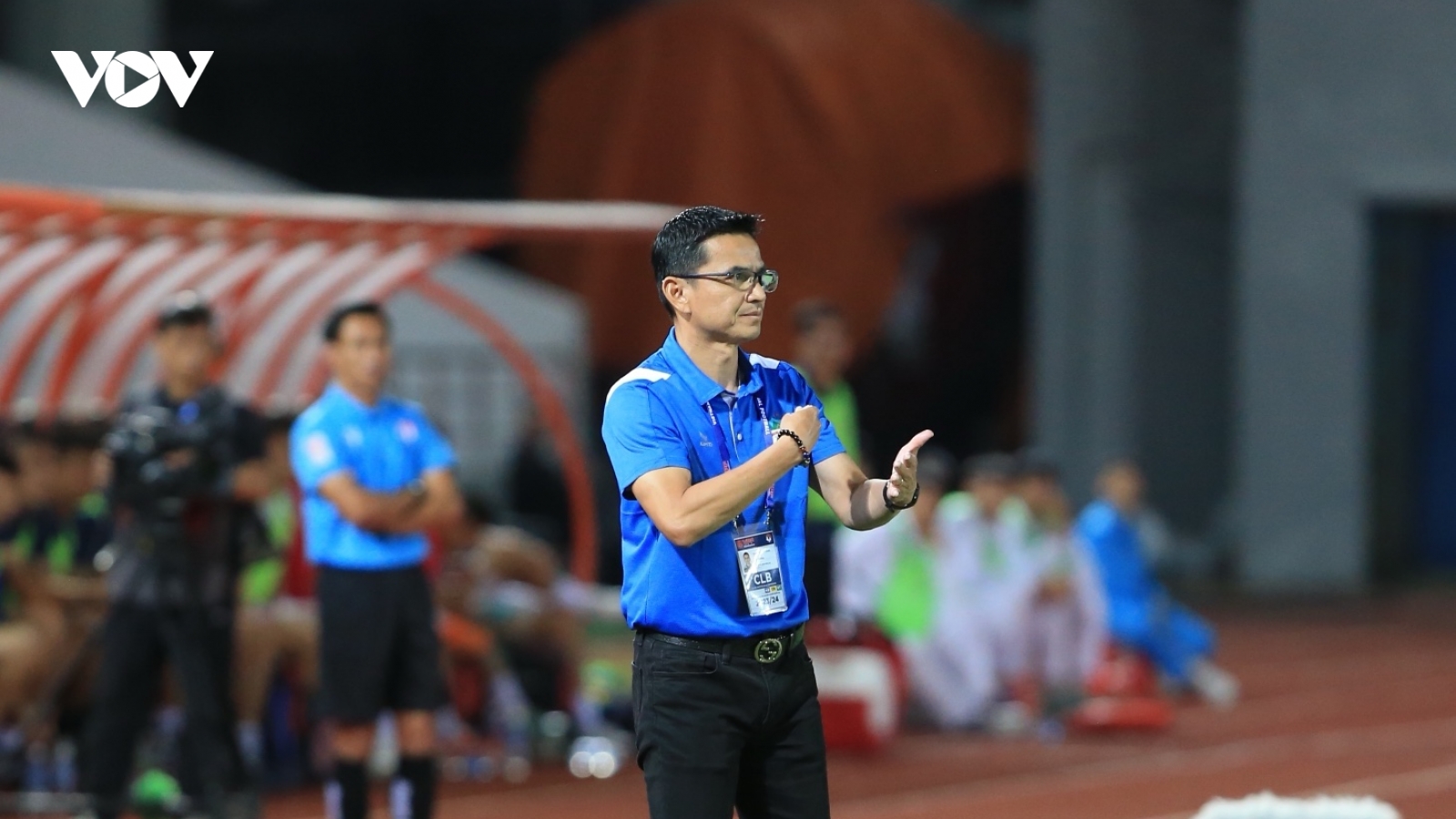 HLV Kiatisuk nhận món quà đặc biệt sau trận HAGL hòa Hải Phòng FC